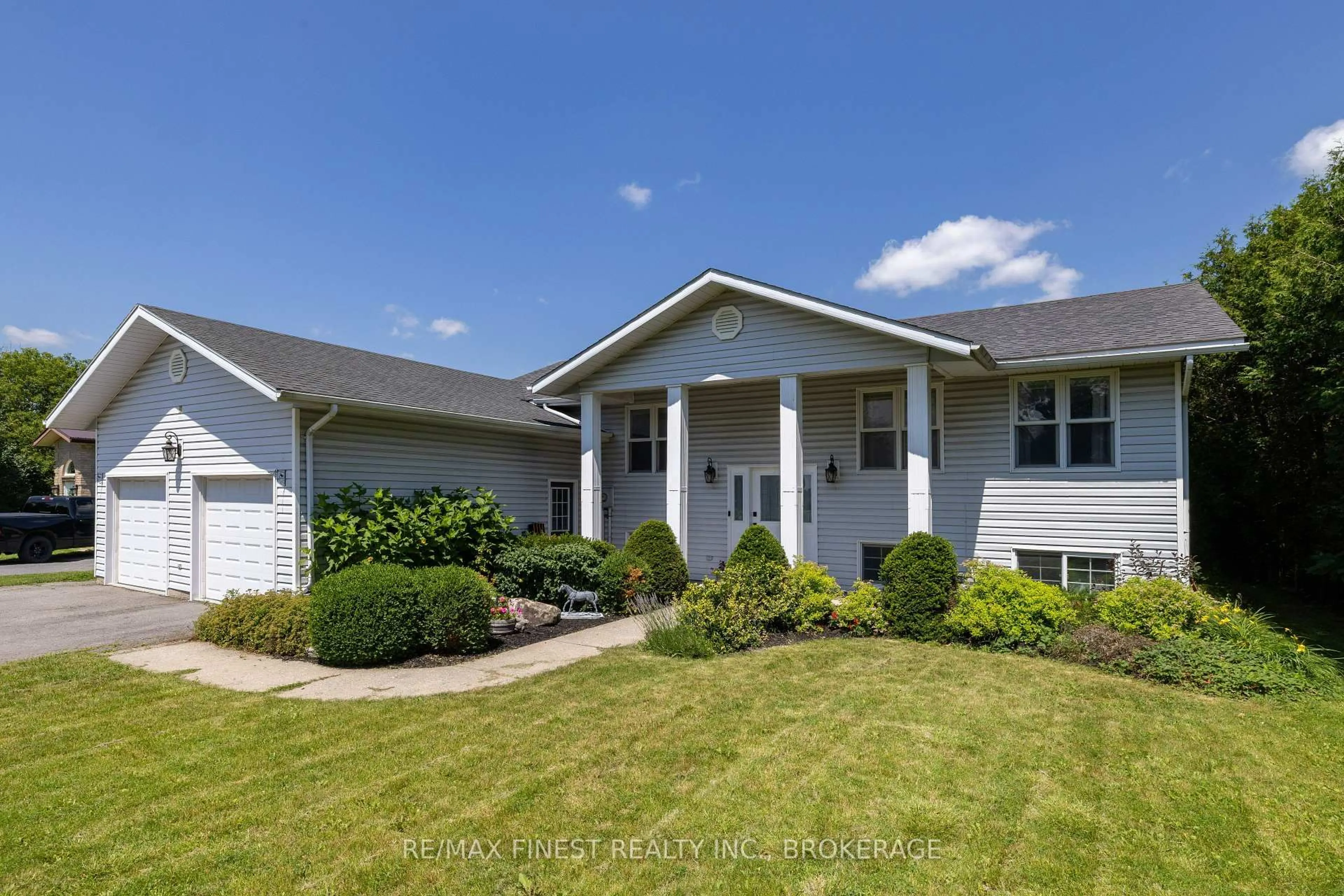 Home with vinyl exterior material, unknown for 214 Main St, Bissett Creek Ontario K0H 2H0