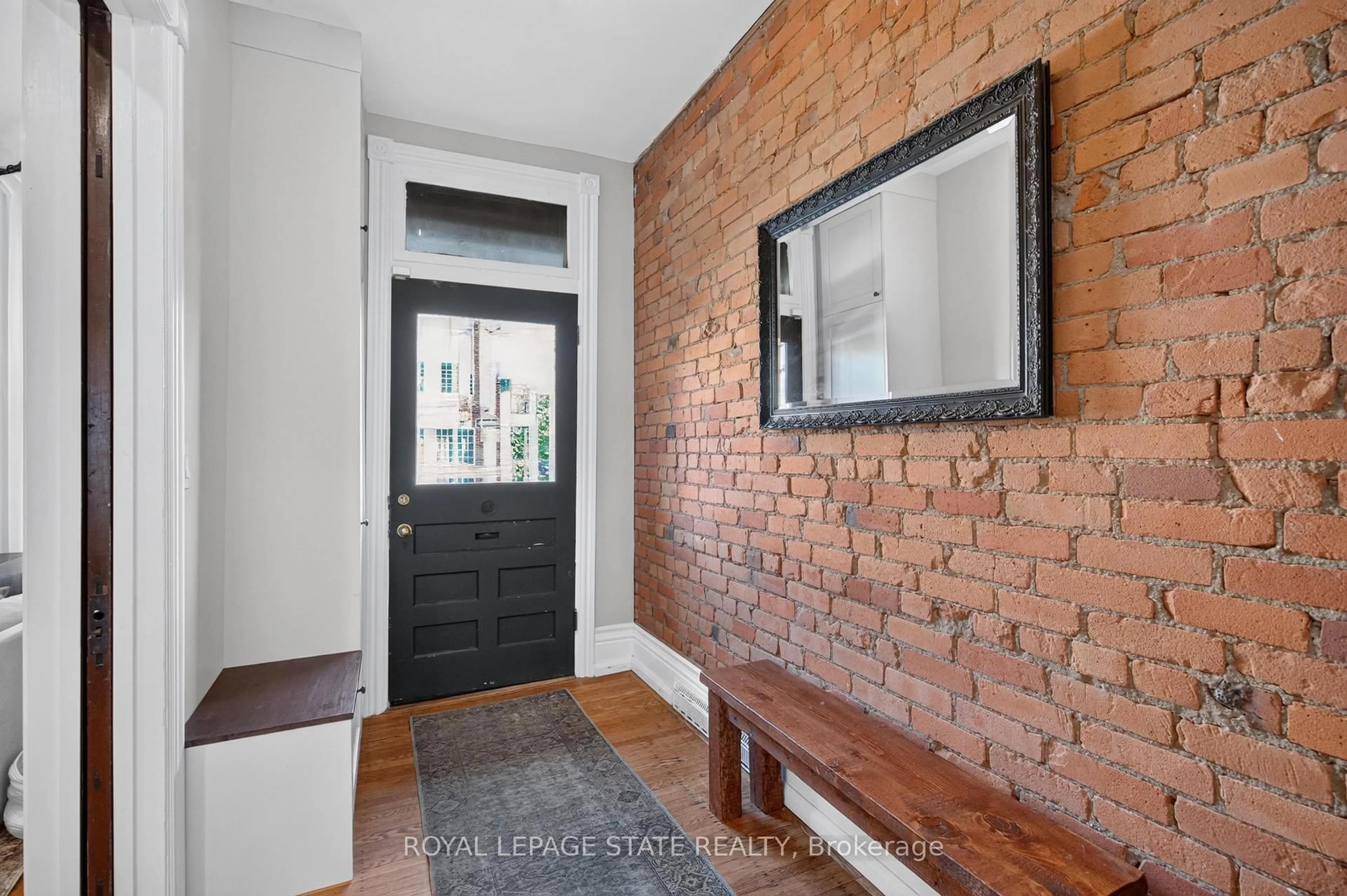 Indoor entryway for 135 Catharine St, Hamilton Ontario L8N 2J6