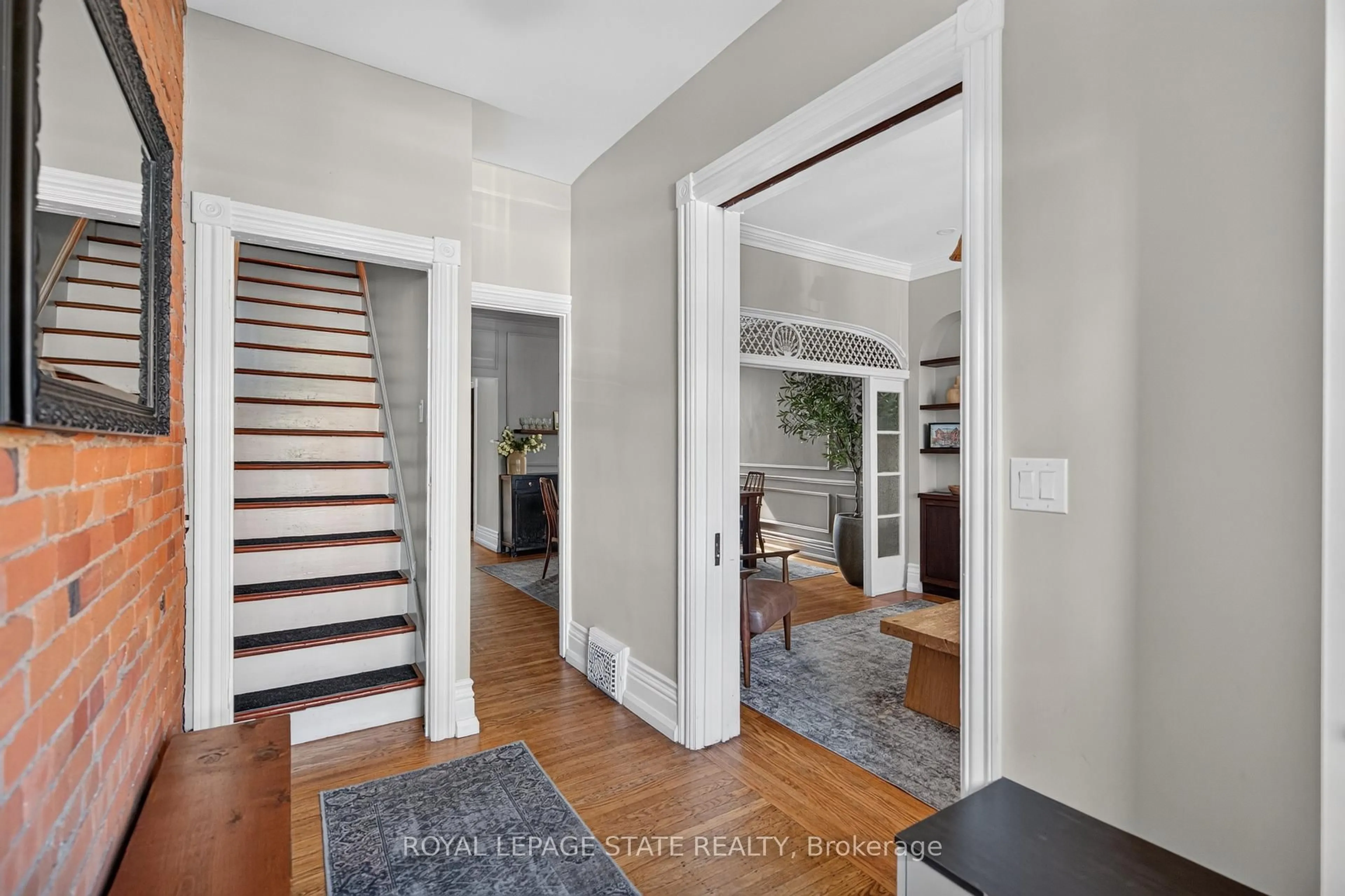 Indoor entryway for 135 Catharine St, Hamilton Ontario L8N 2J6