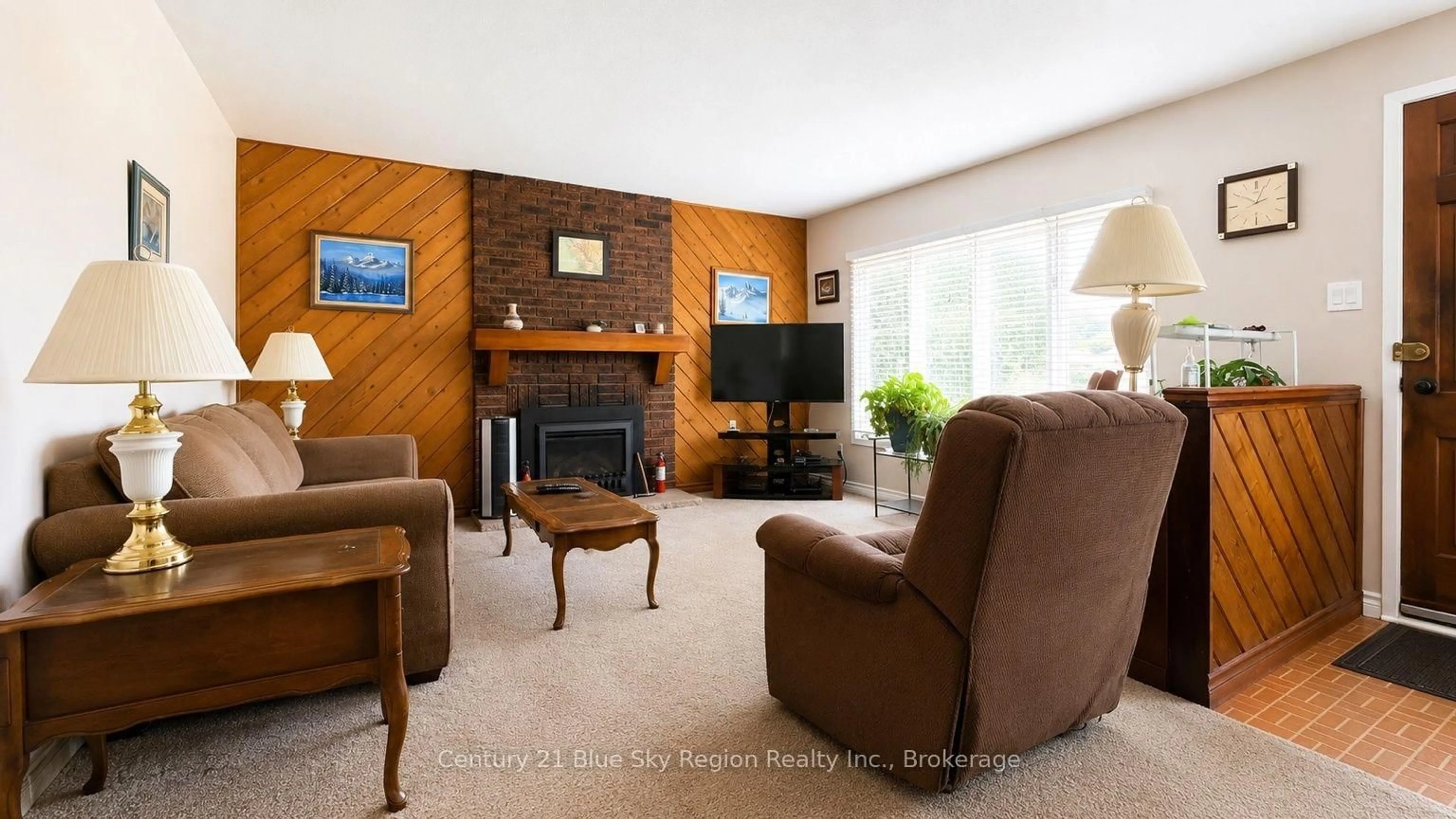 Living room with furniture, wood/laminate floor for 3 Superior Cres, North Bay Ontario P1A 2V9