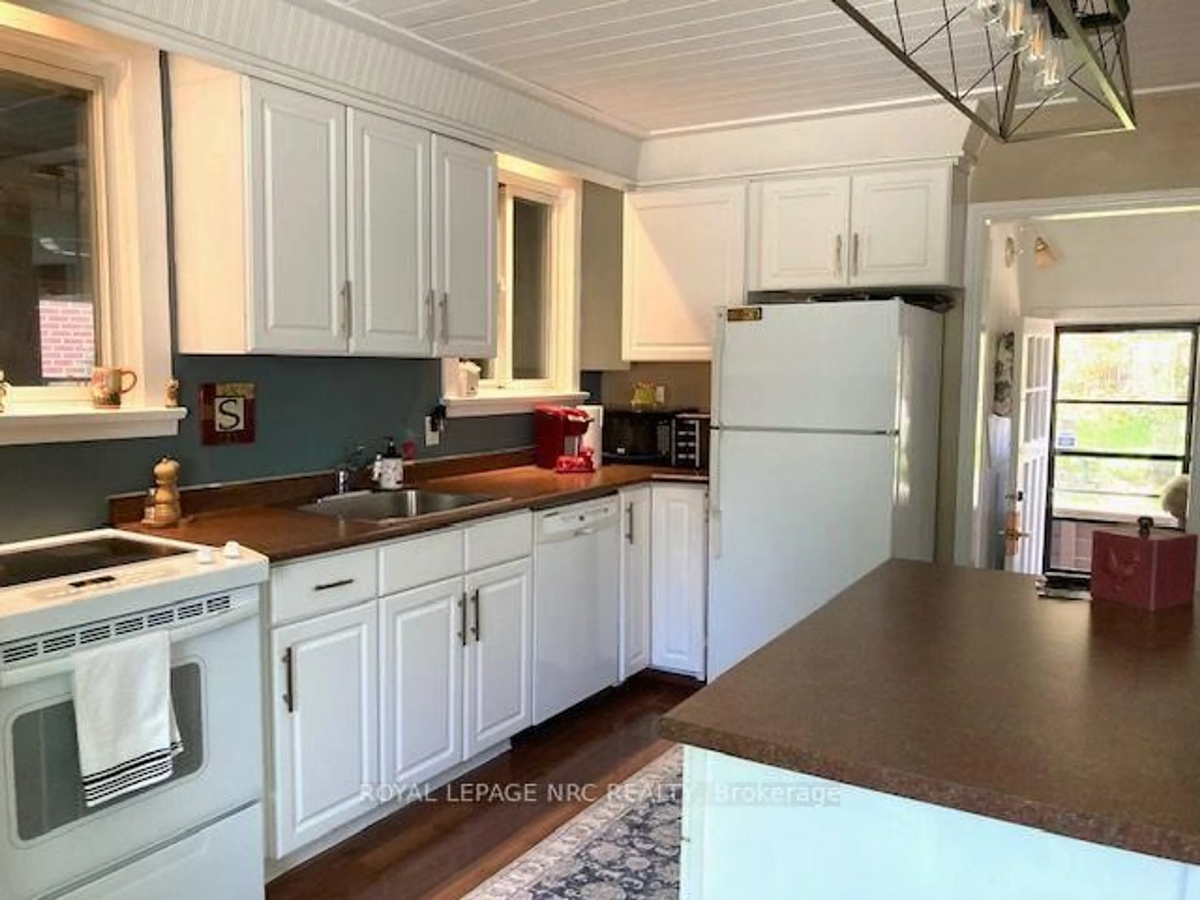Open concept kitchen, wood/laminate floor for 5681 Morse Ave, Niagara Falls Ontario L2G 4G6