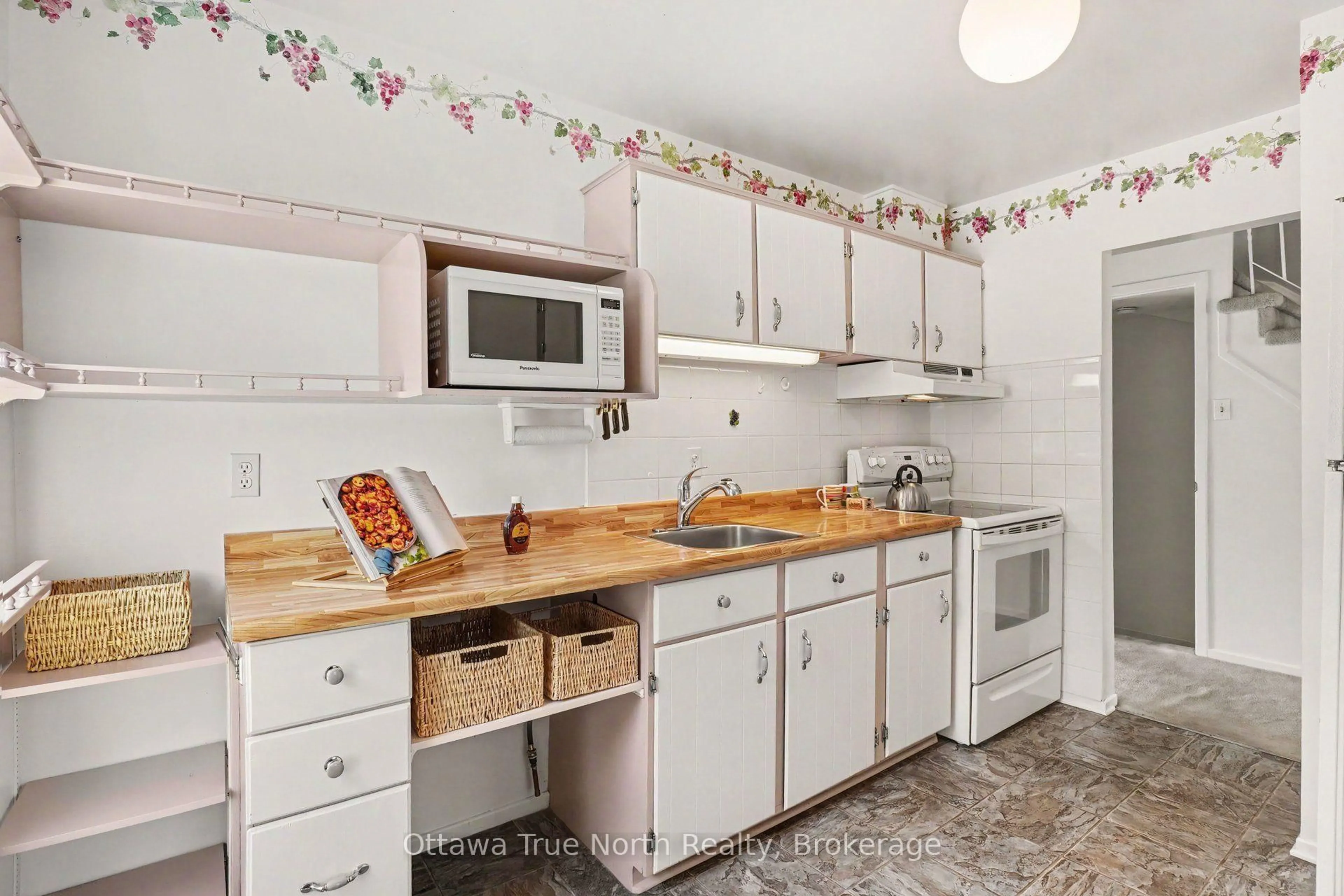 Standard kitchen, ceramic/tile floor for 180 Edward St, Arnprior Ontario K7S 2X5