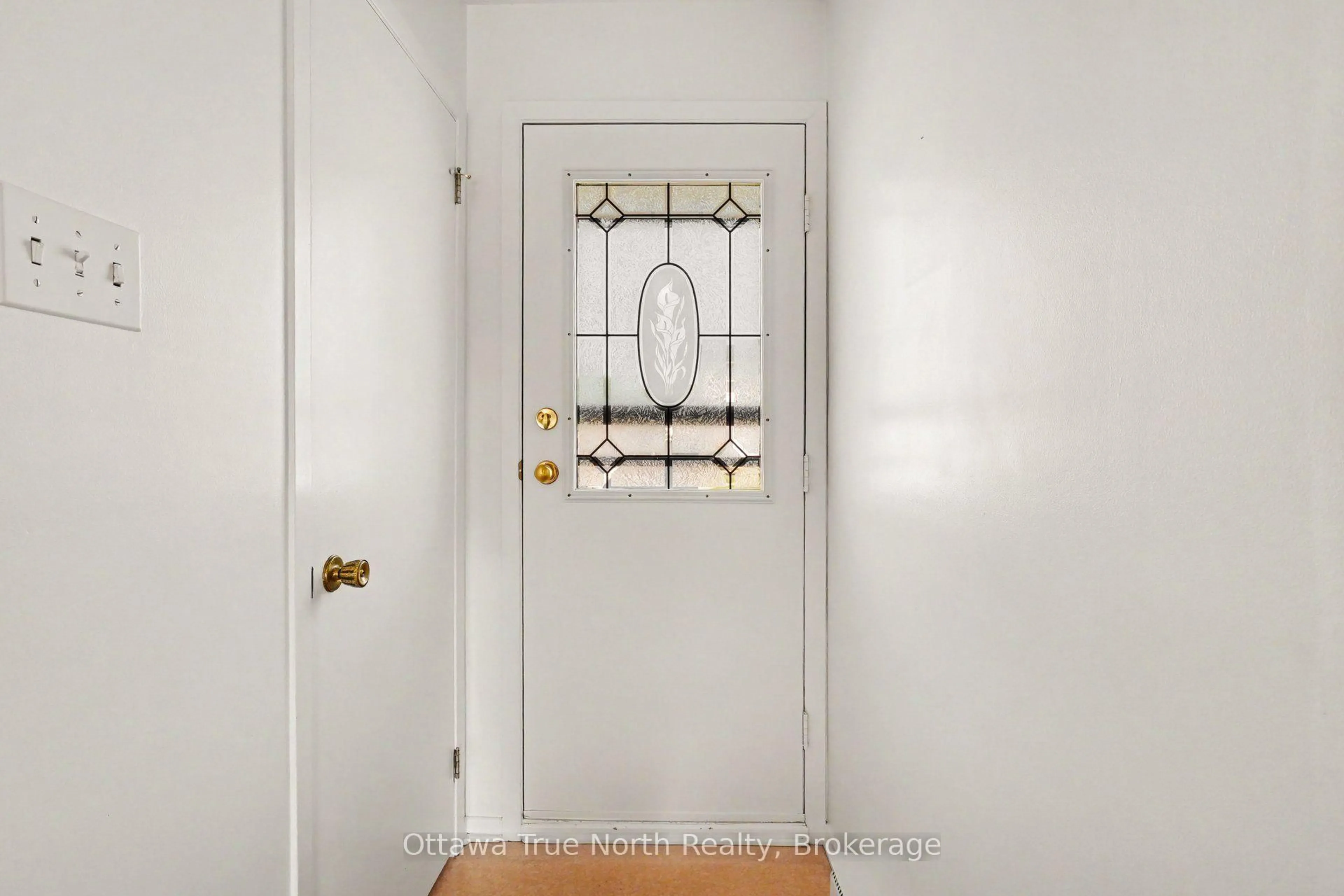 Indoor entryway for 180 Edward St, Arnprior Ontario K7S 2X5