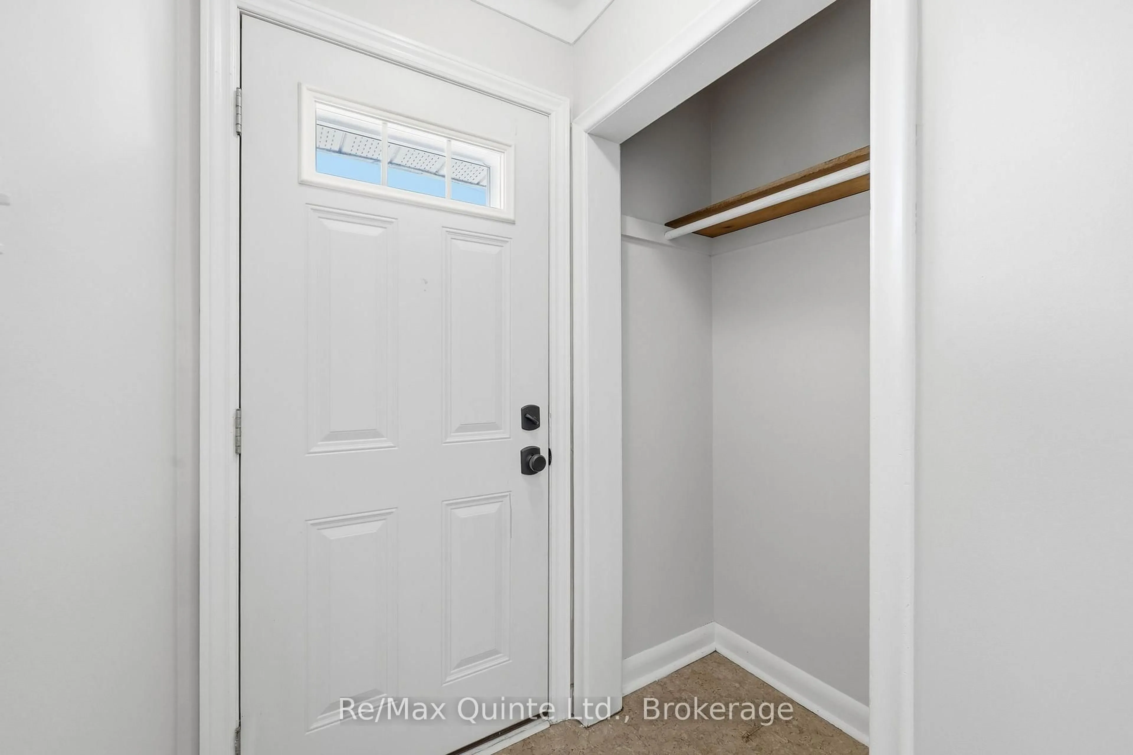 Indoor entryway for 37 Northwood Cres, Belleville Ontario K8N 1X6