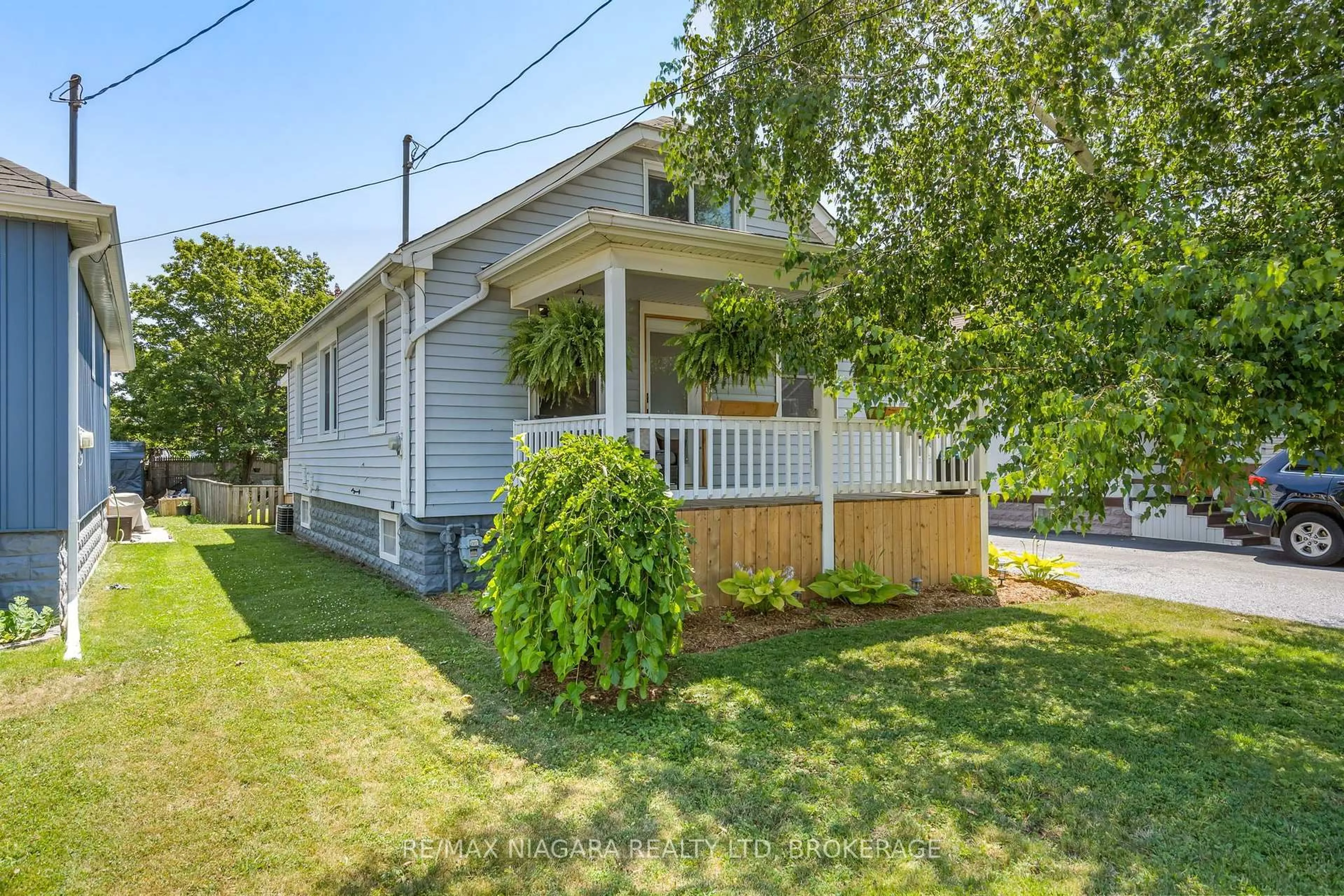 Home with vinyl exterior material, street for 92 Delhi St, Port Colborne Ontario L3K 3K9