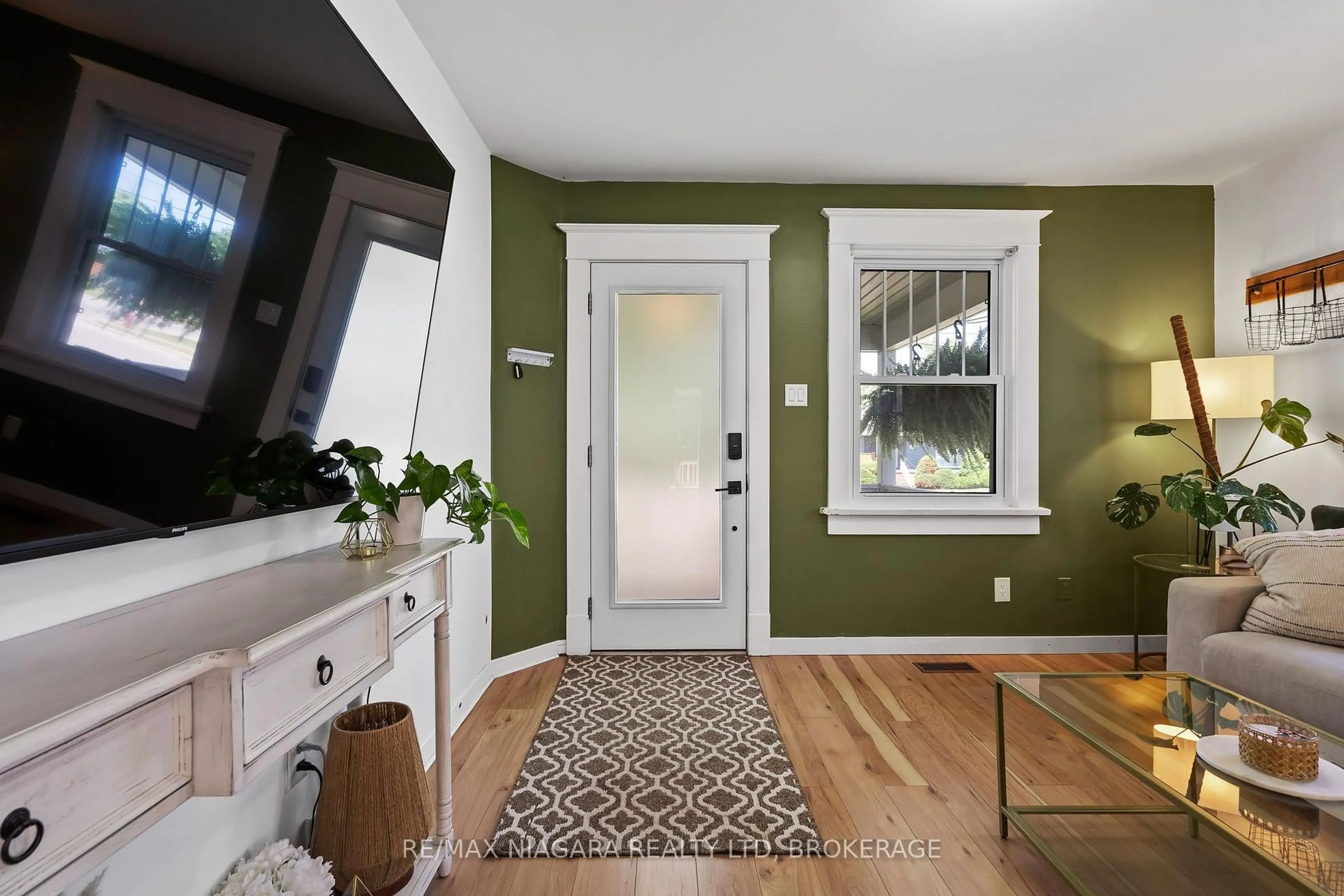 Indoor entryway for 92 Delhi St, Port Colborne Ontario L3K 3K9
