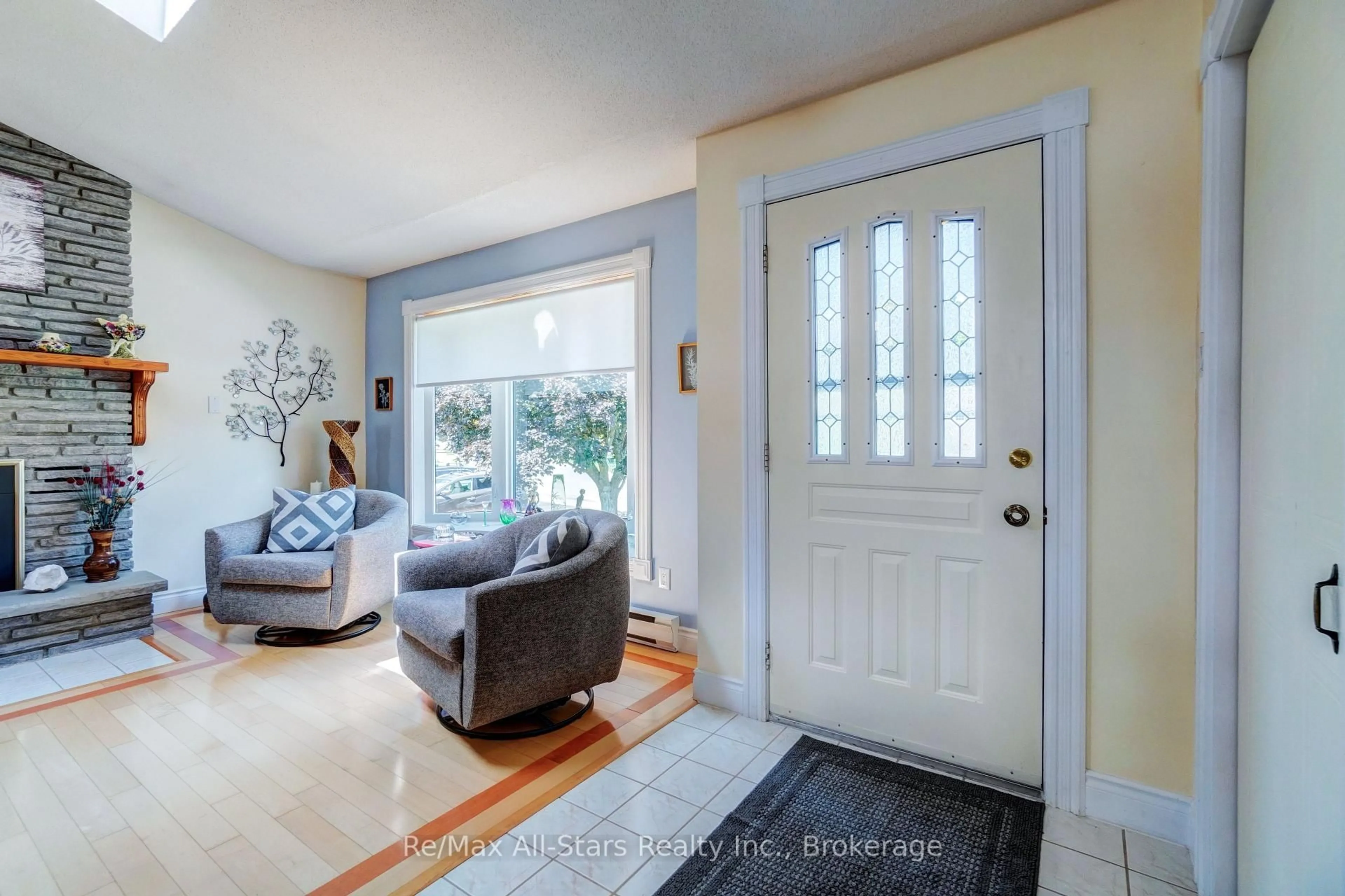Indoor entryway for 16 Cedartree Lane, Kawartha Lakes Ontario K0M 1A0