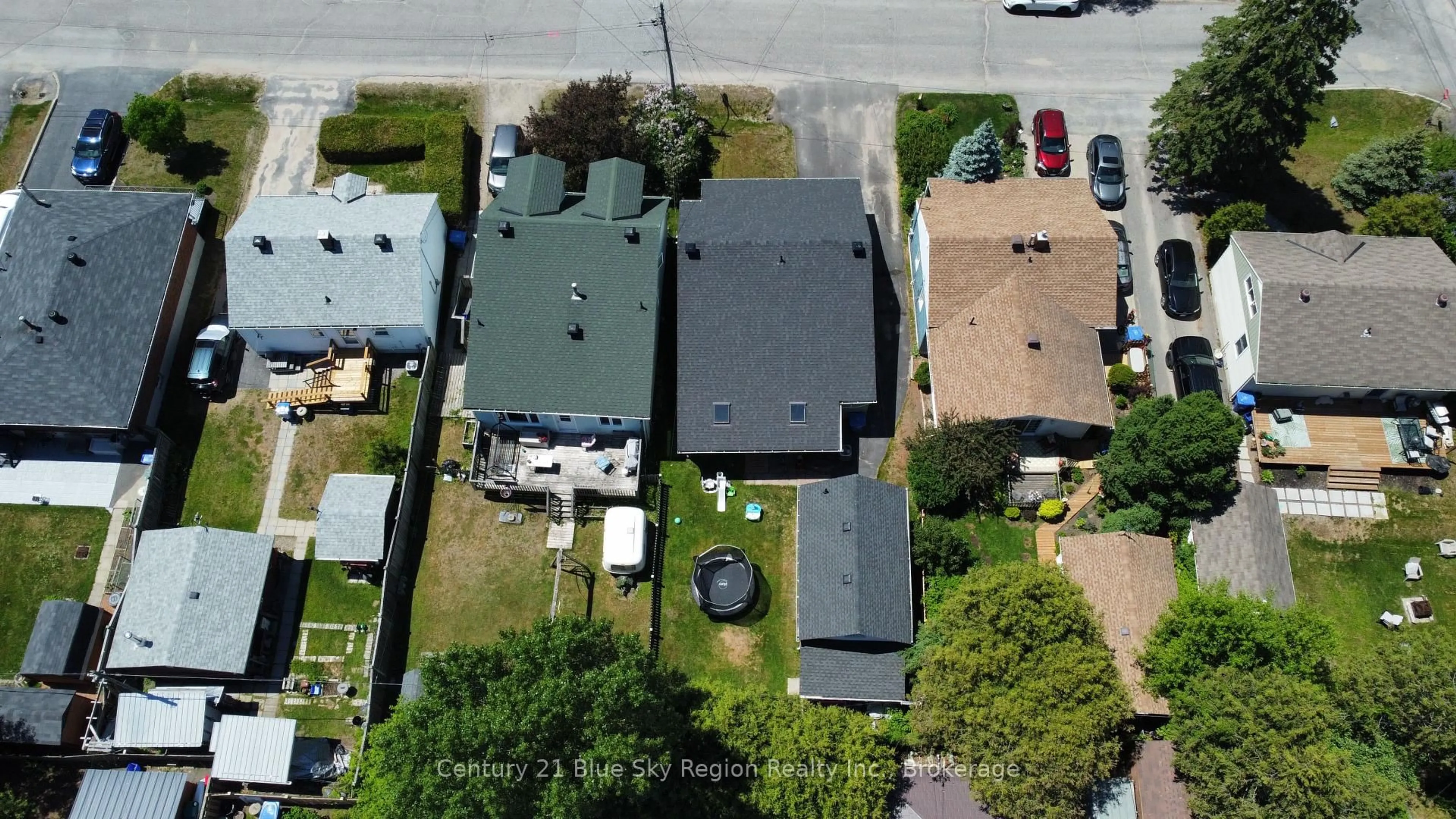 A pic from outside/outdoor area/front of a property/back of a property/a pic from drone, street for 188 Lee Ave, North Bay Ontario P1A 2K3