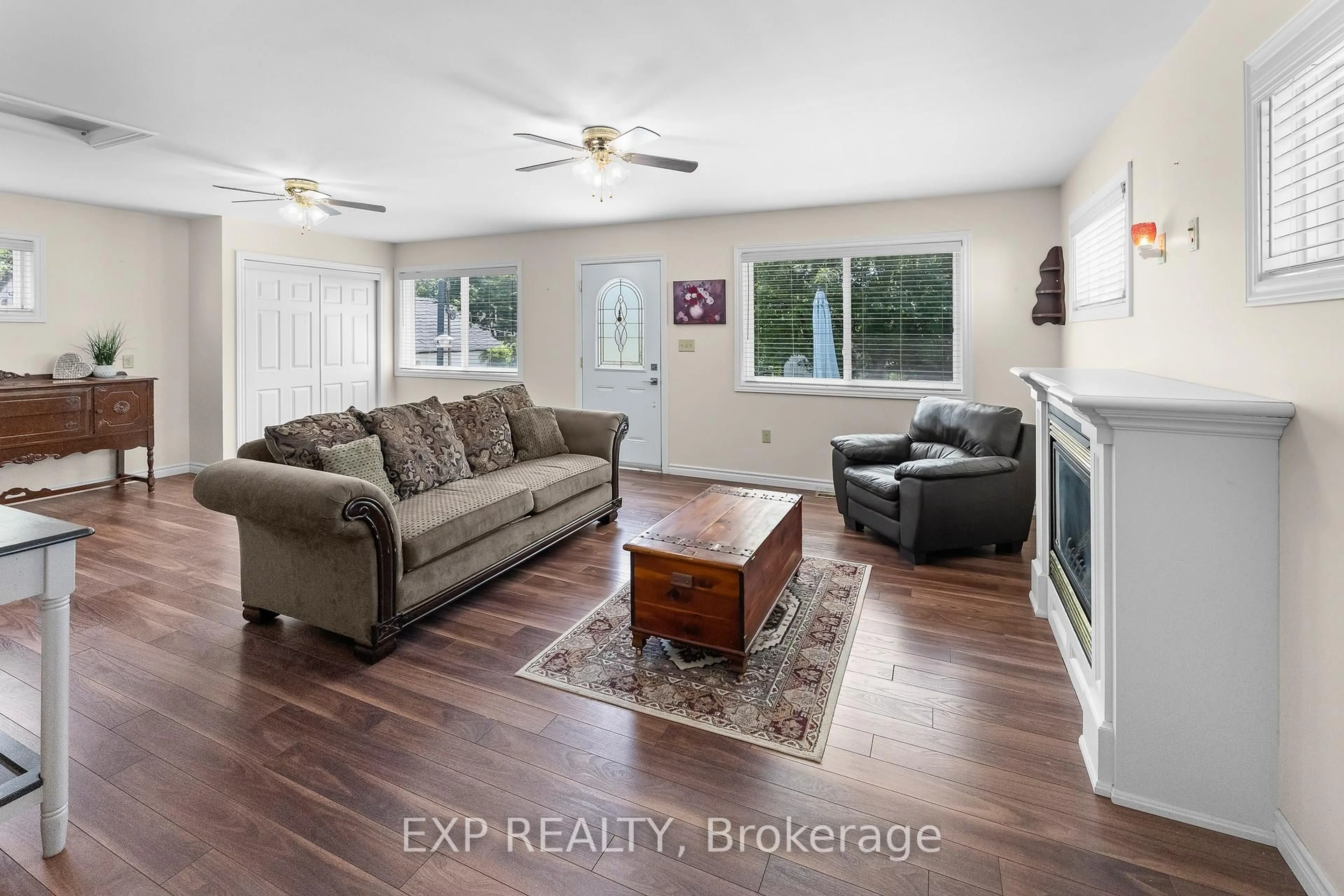 Living room with furniture, unknown for 39 Mcdonald Ave, Thorold Ontario L2V 3E5