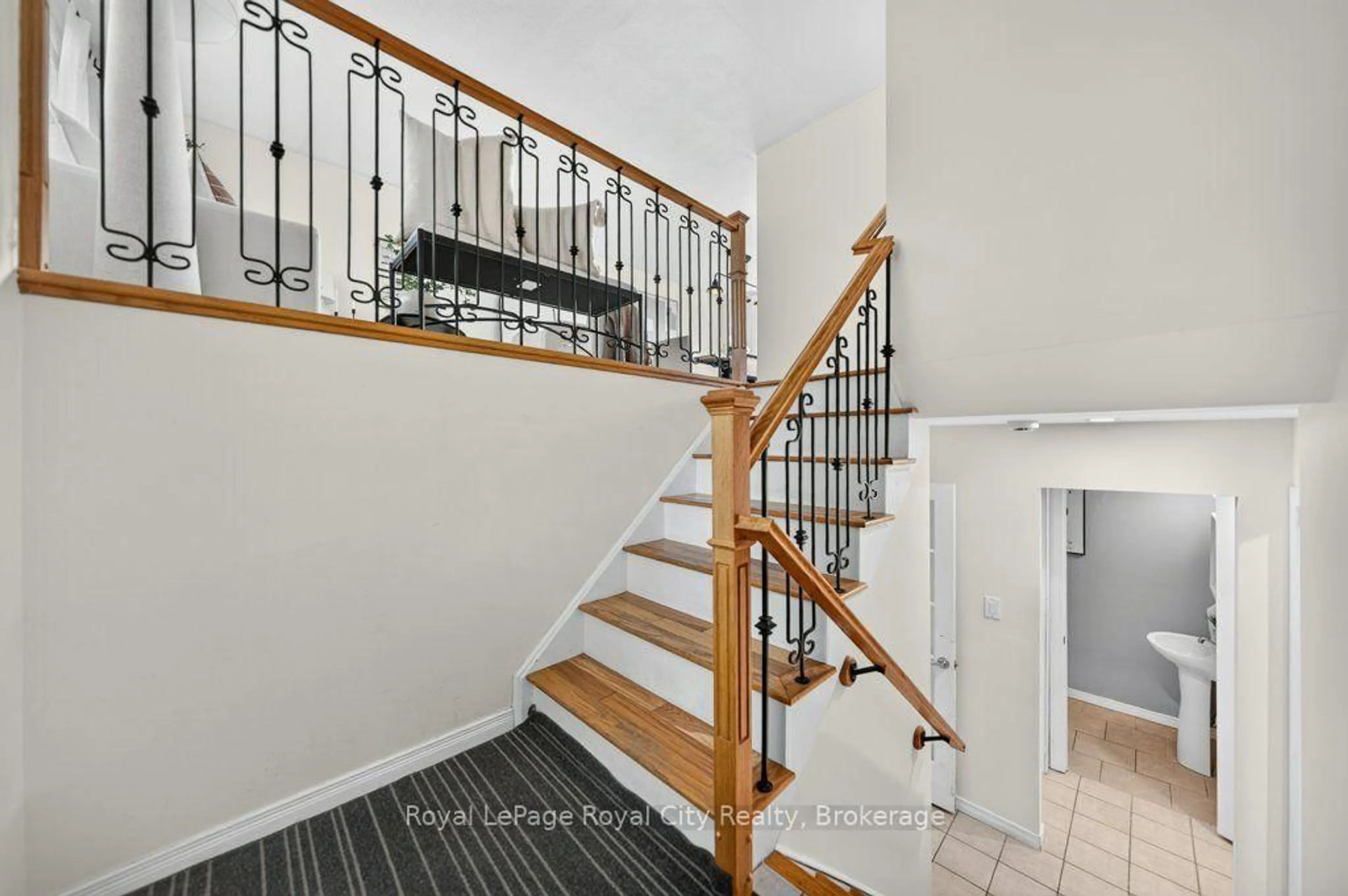 Stairs for 18 Springdale Blvd, Guelph Ontario N1H 6X5