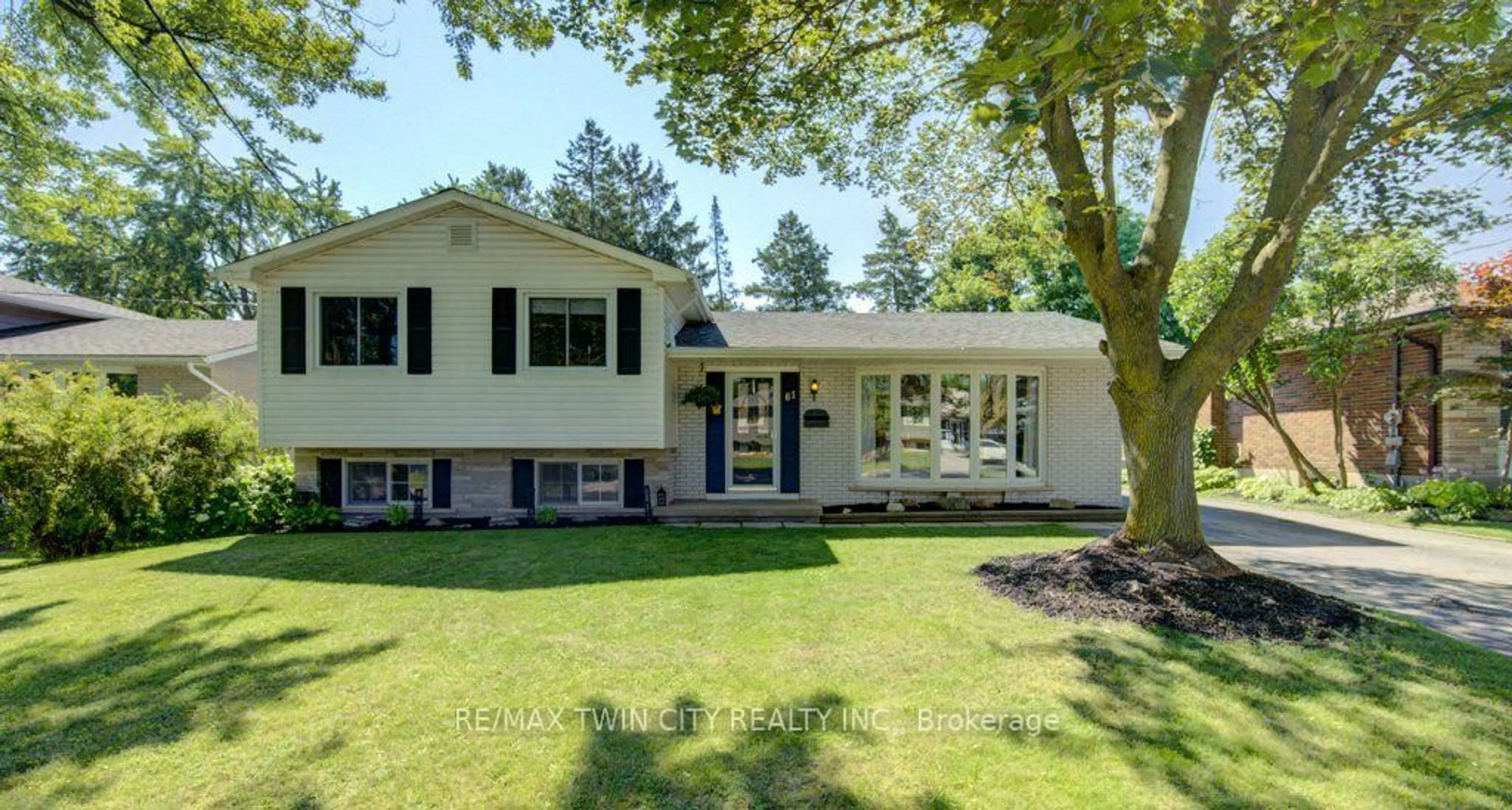 Home with vinyl exterior material, street for 61 Windsor St, Guelph Ontario N1E 3N3