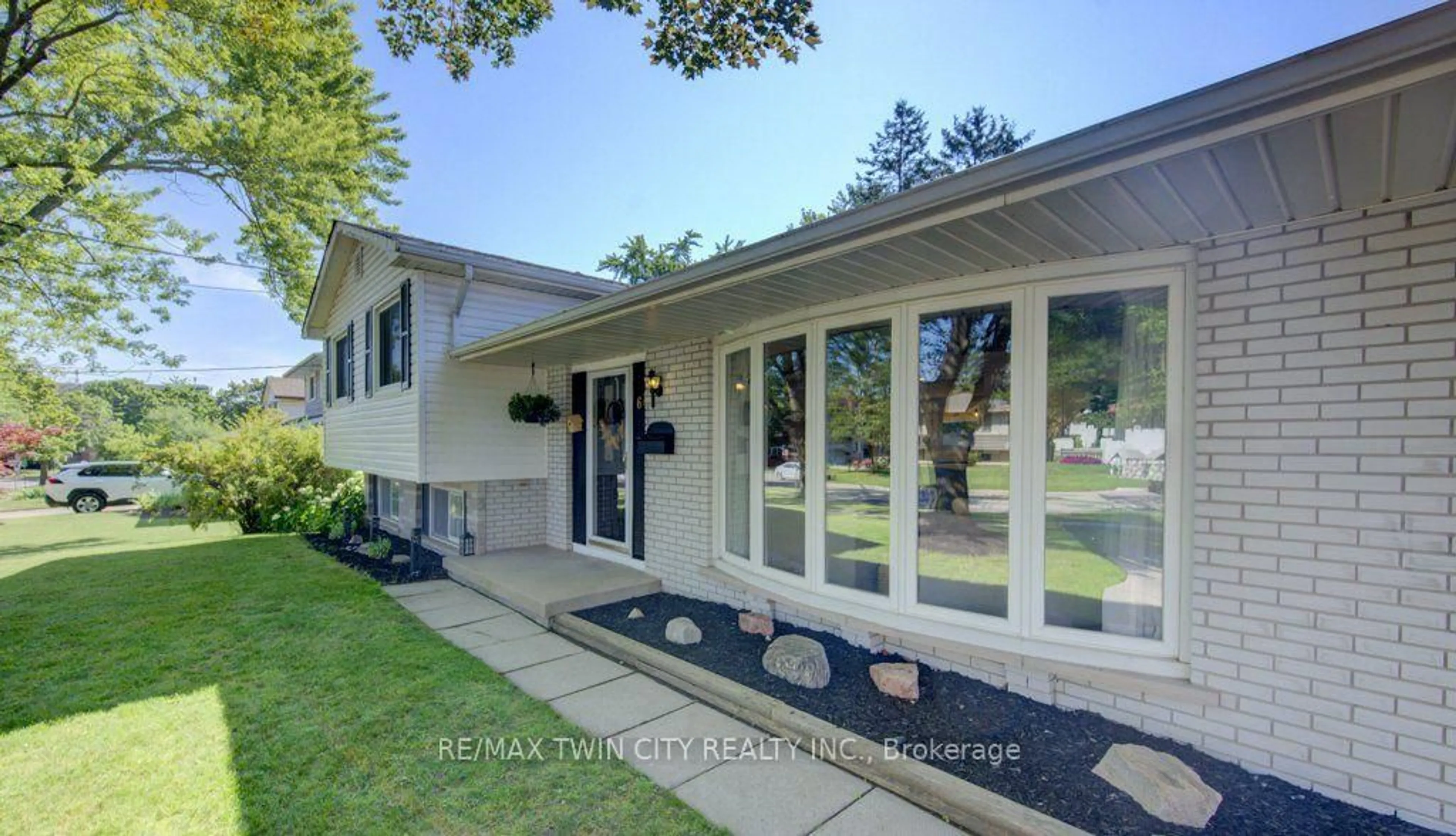 Home with vinyl exterior material, water/lake/river/ocean view for 61 Windsor St, Guelph Ontario N1E 3N3