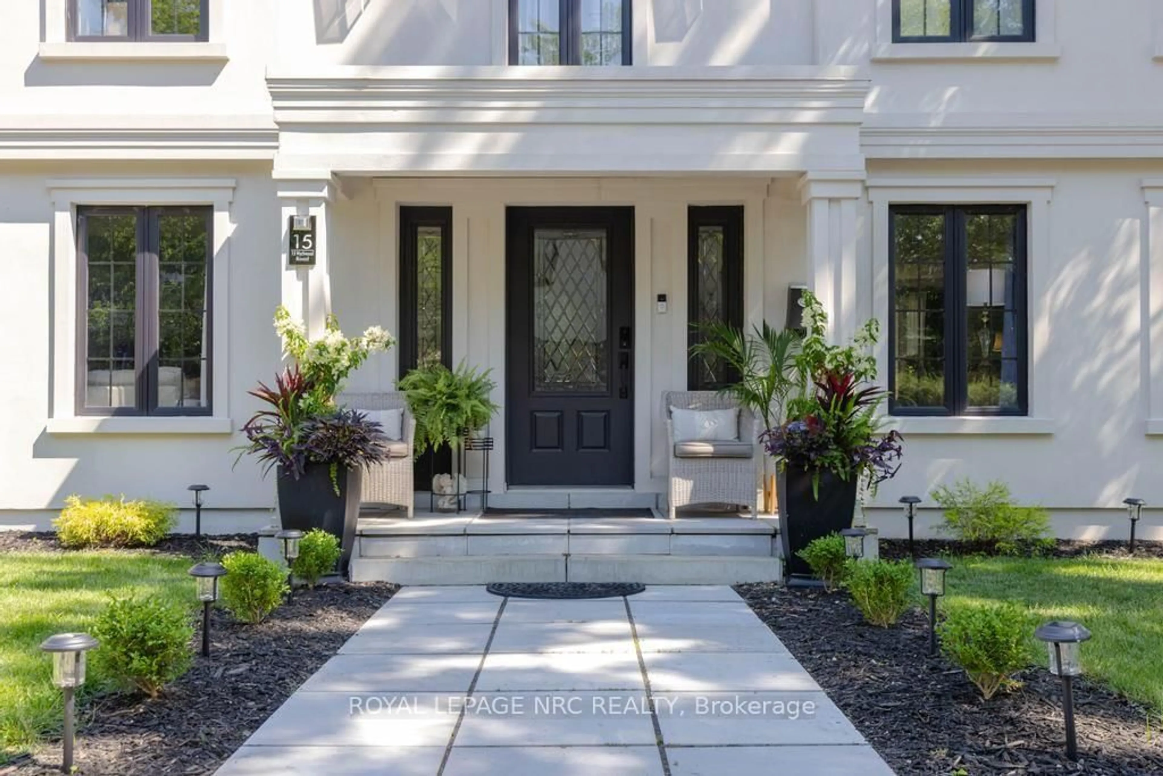 Indoor entryway for 15 Wychwood Rd, St. Catharines Ontario L2R 3S1