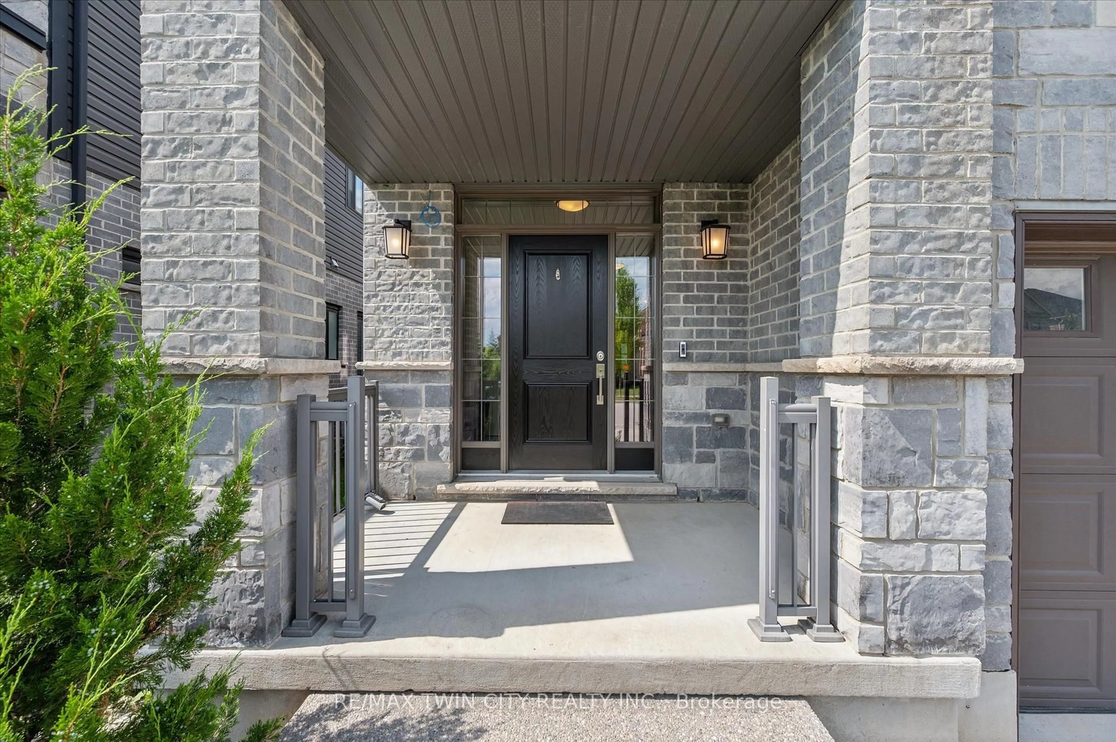 Indoor entryway for 606 Pinery Tr, Waterloo Ontario N2V 2Y6