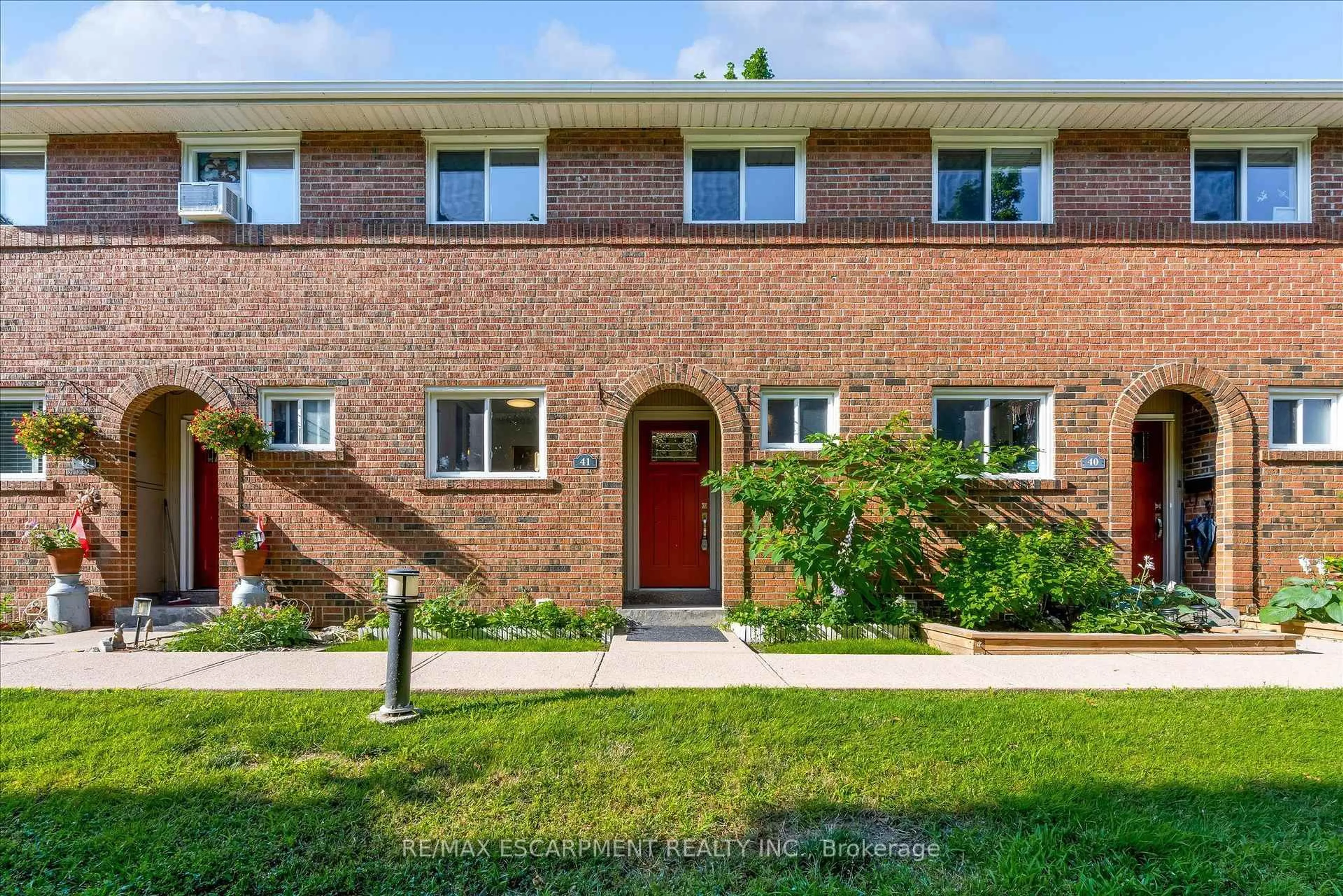 Home with brick exterior material, street for 125 Livingston Ave #41, Grimsby Ontario L3M 4S5