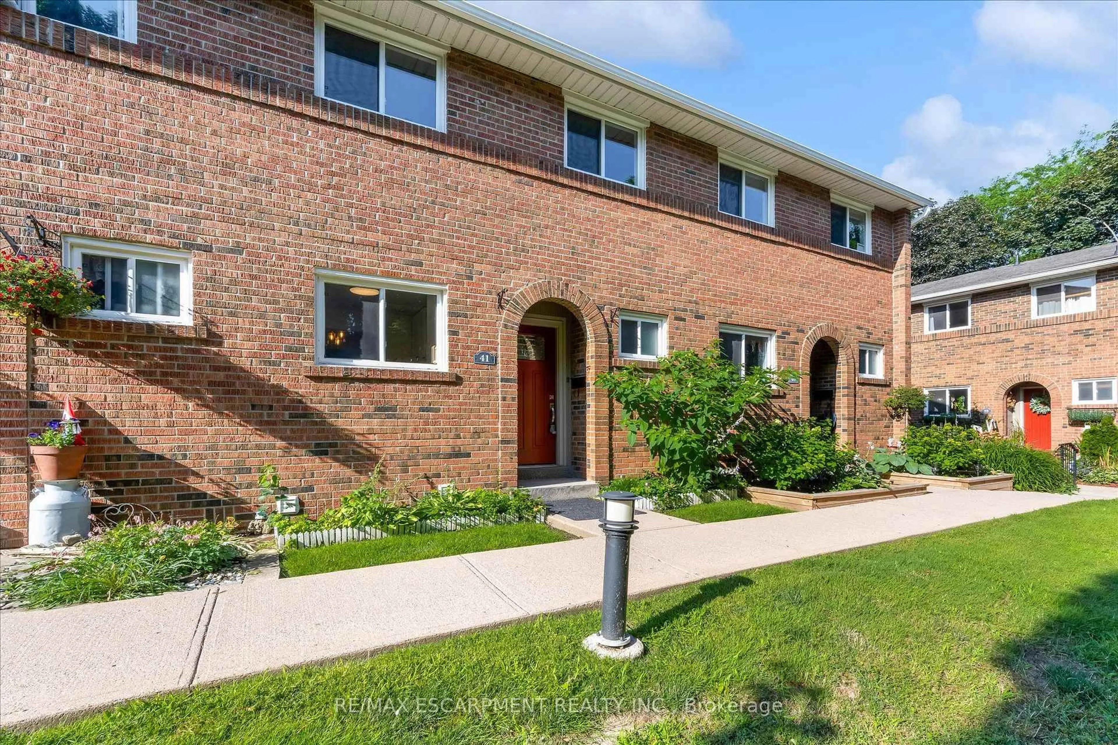 Home with brick exterior material, street for 125 Livingston Ave #41, Grimsby Ontario L3M 4S5