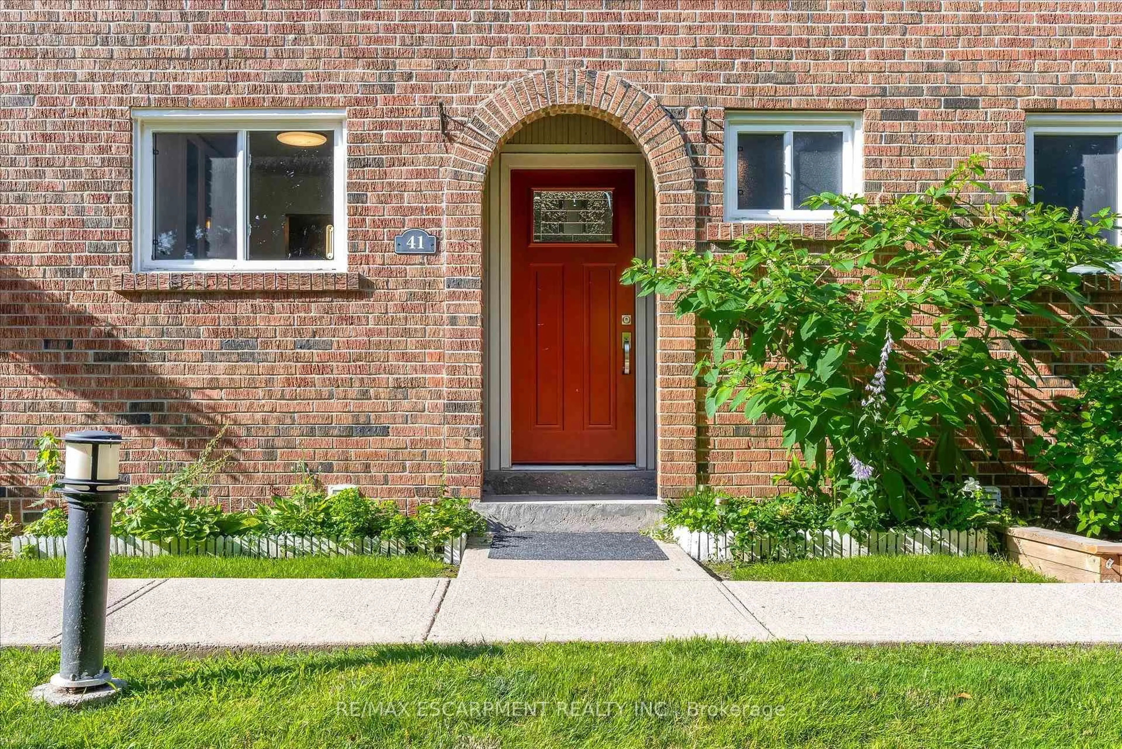 Home with brick exterior material, street for 125 Livingston Ave #41, Grimsby Ontario L3M 4S5