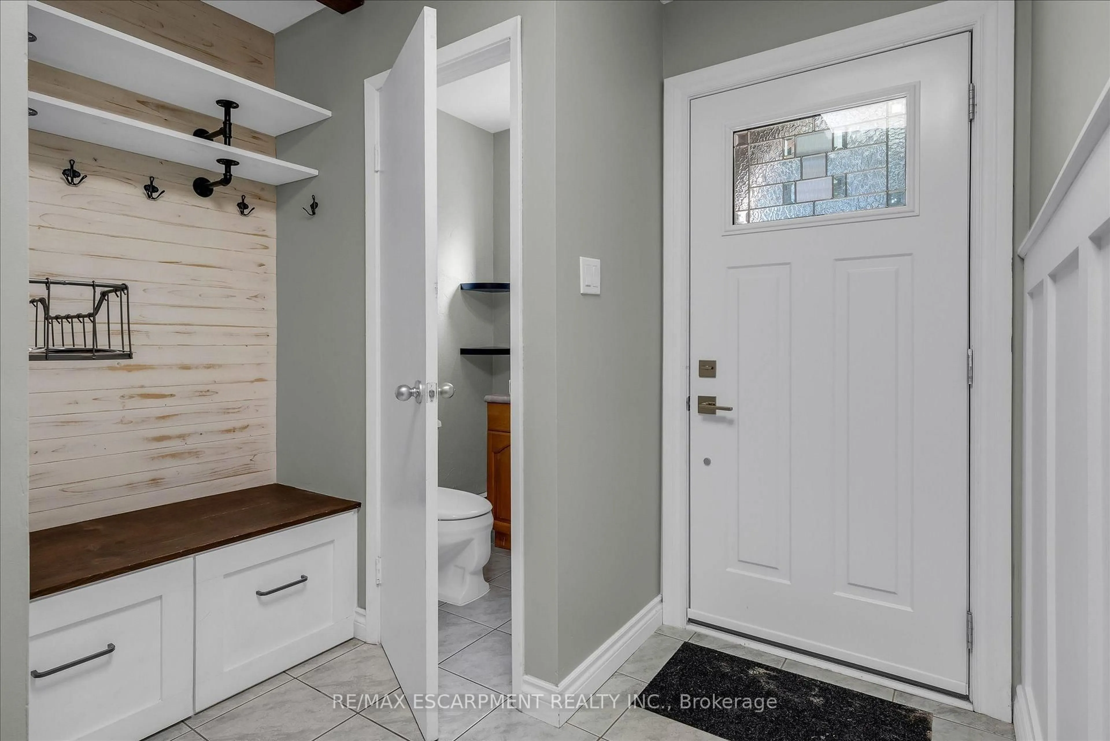 Indoor entryway for 125 Livingston Ave #41, Grimsby Ontario L3M 4S5