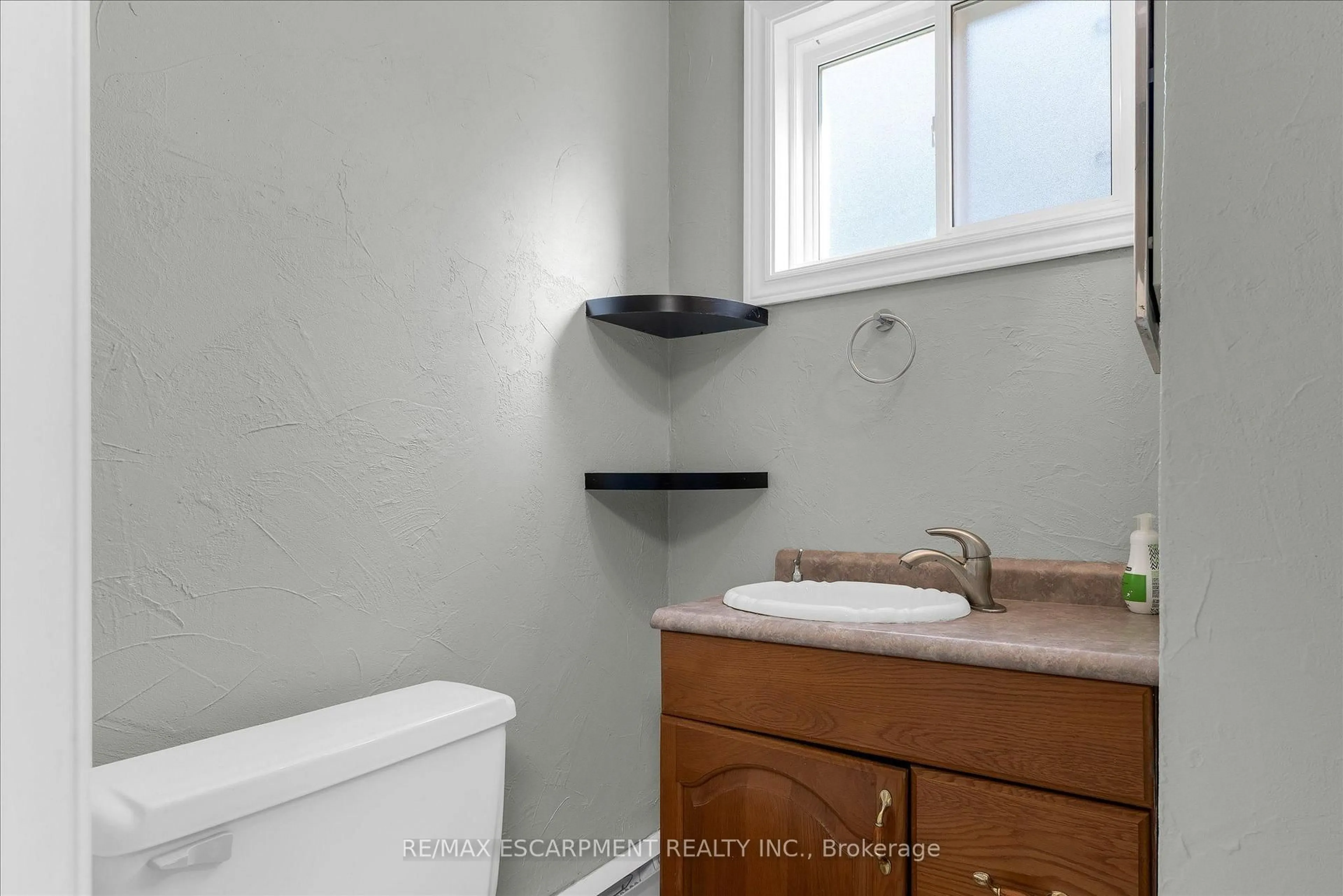 Standard bathroom, unknown for 125 Livingston Ave #41, Grimsby Ontario L3M 4S5