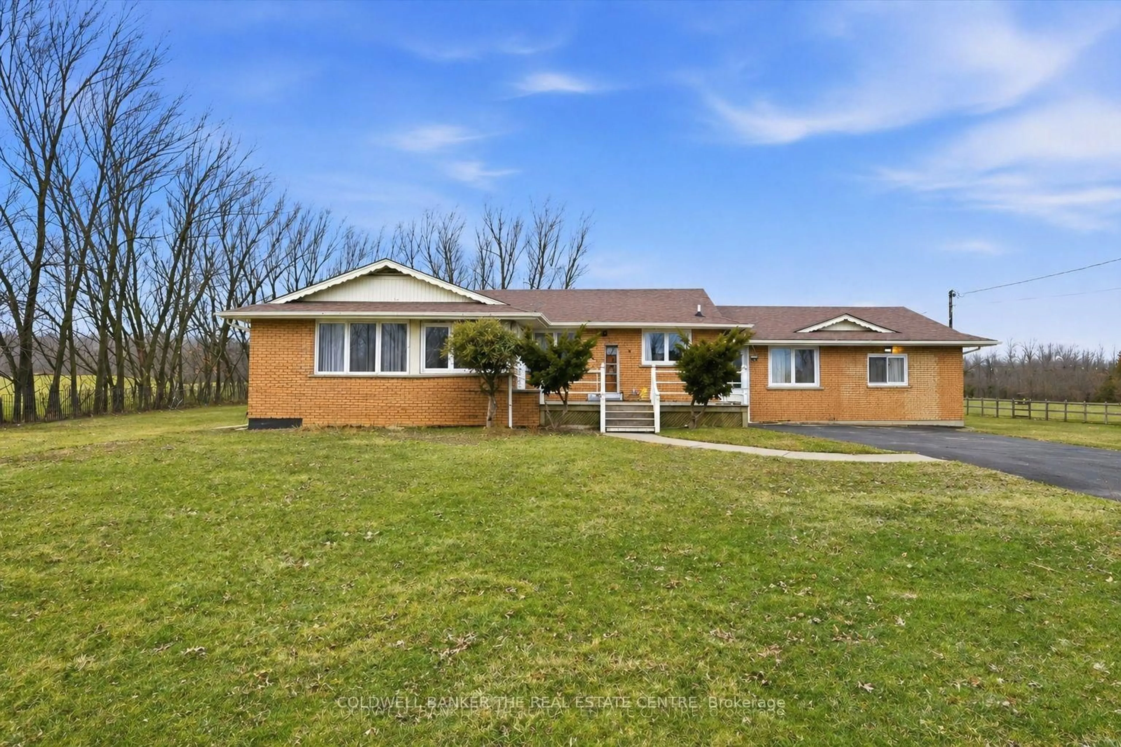 A pic from outside/outdoor area/front of a property/back of a property/a pic from drone, street for 356 Mountain Rd, Grimsby Ontario L3M 4E7