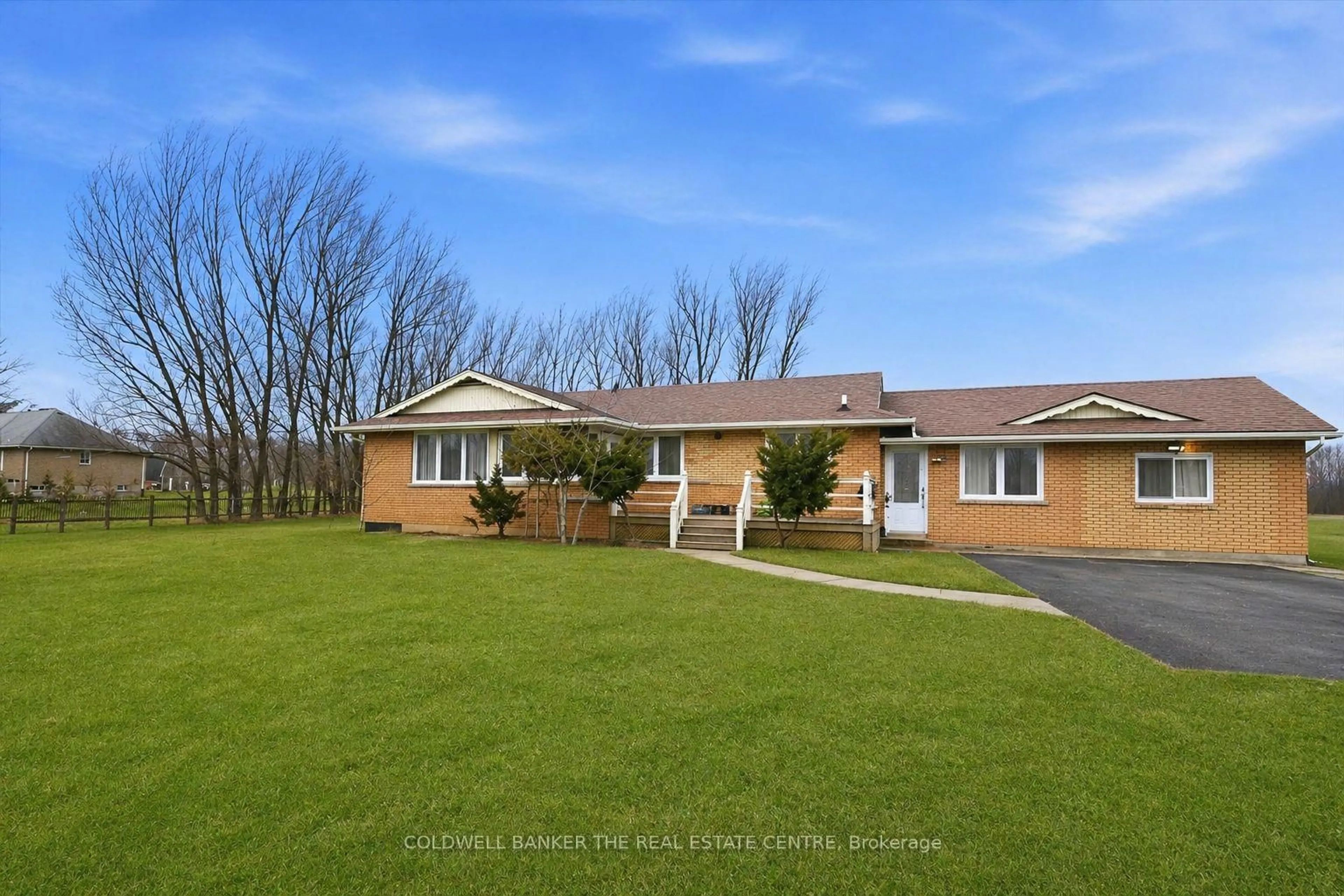 A pic from outside/outdoor area/front of a property/back of a property/a pic from drone, unknown for 356 Mountain Rd, Grimsby Ontario L3M 4E7