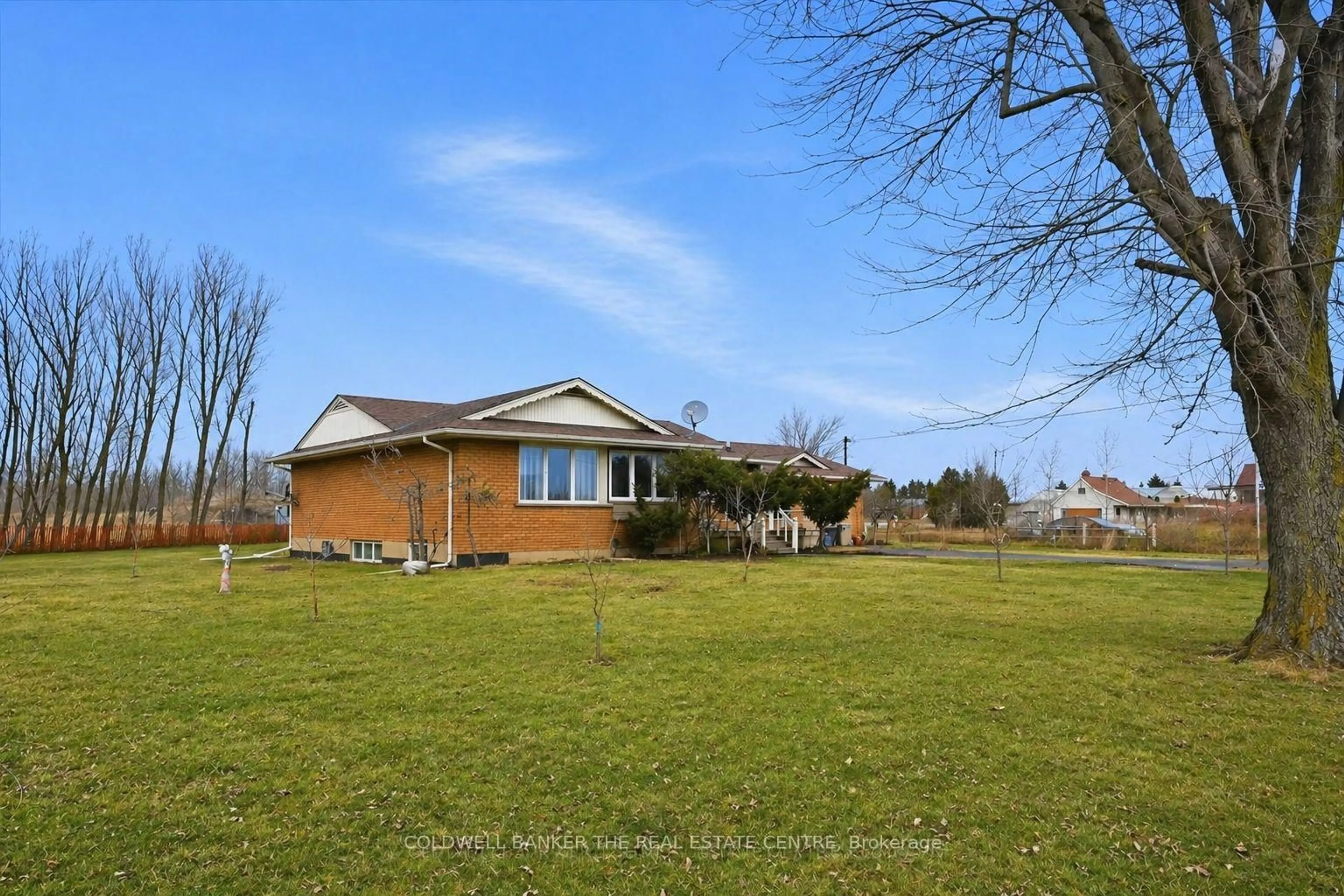 A pic from outside/outdoor area/front of a property/back of a property/a pic from drone, unknown for 356 Mountain Rd, Grimsby Ontario L3M 4E7