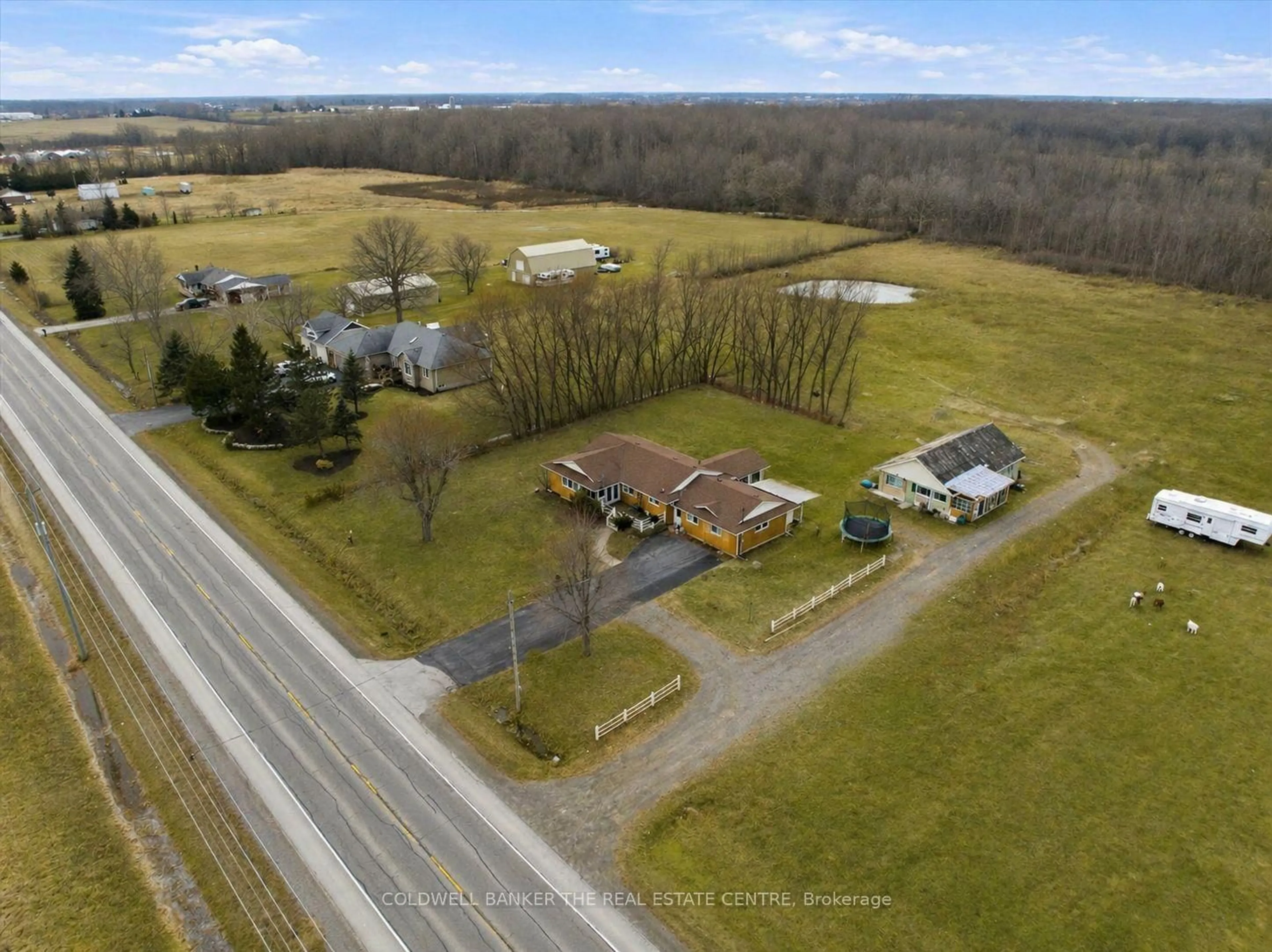 A pic from outside/outdoor area/front of a property/back of a property/a pic from drone, unknown for 356 Mountain Rd, Grimsby Ontario L3M 4E7