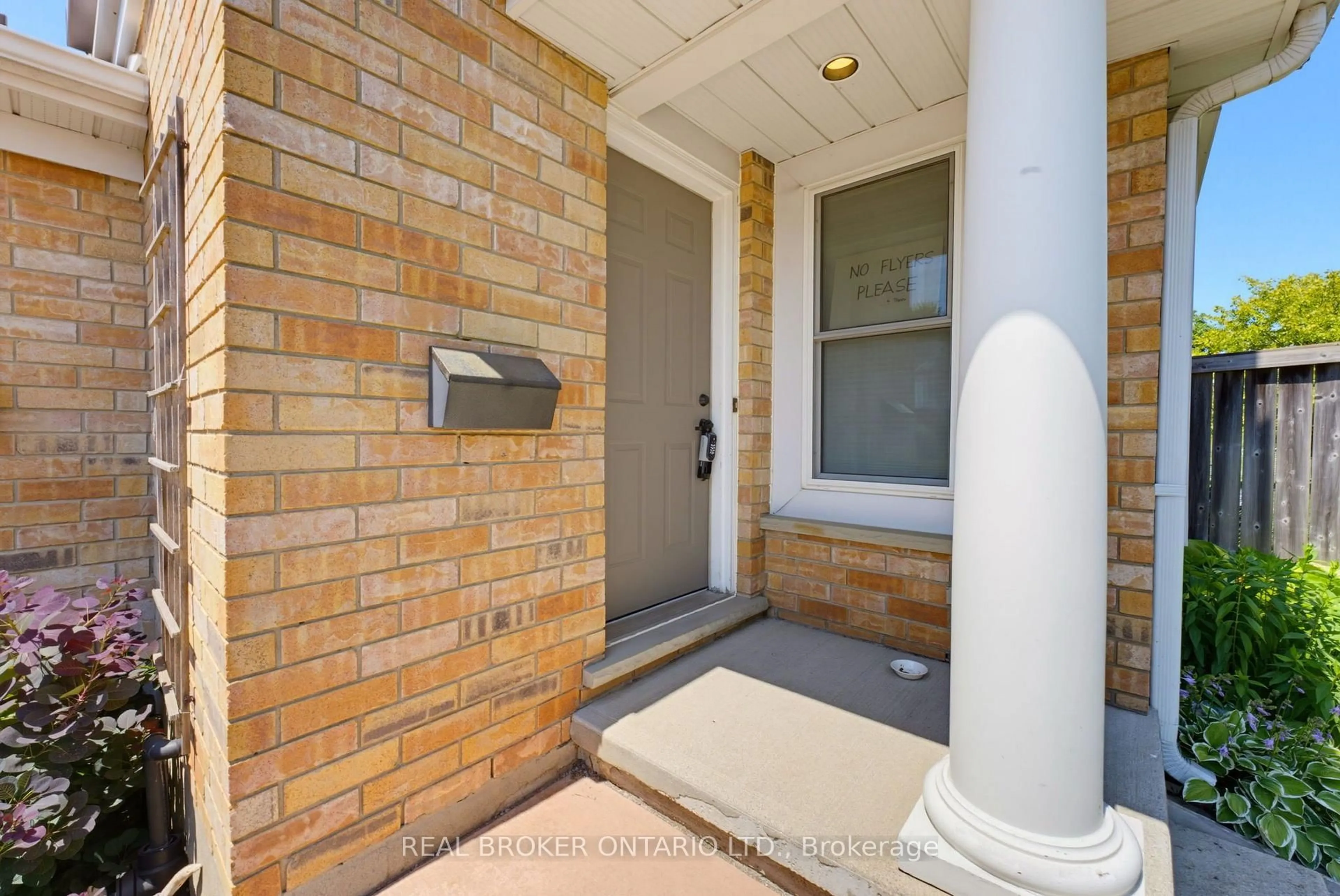 Indoor entryway for 520 Mayflower St, Waterloo Ontario N2K 3Y7