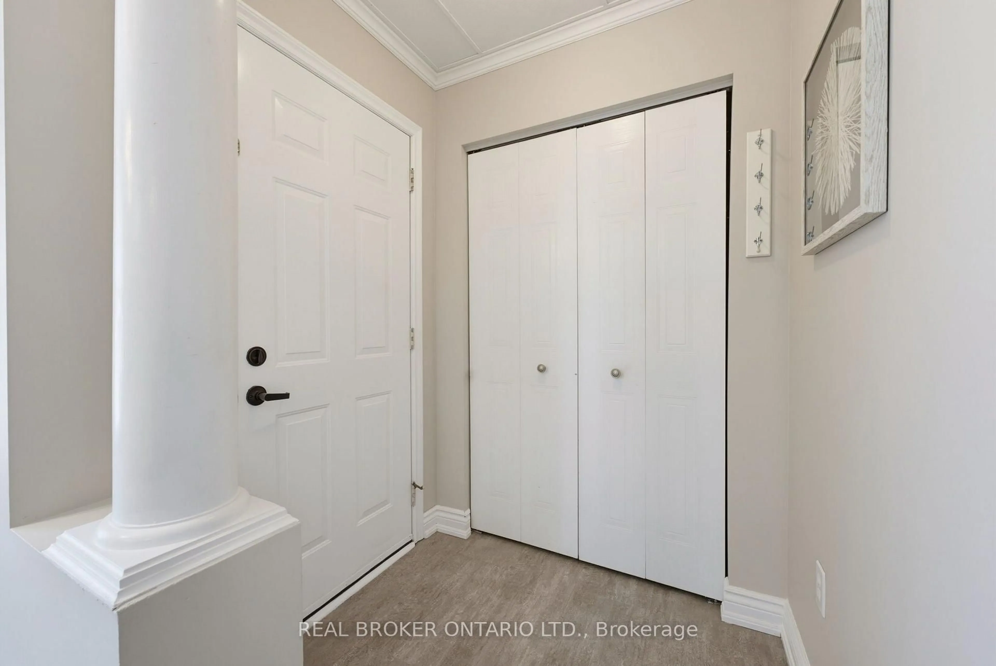 Indoor entryway for 520 Mayflower St, Waterloo Ontario N2K 3Y7