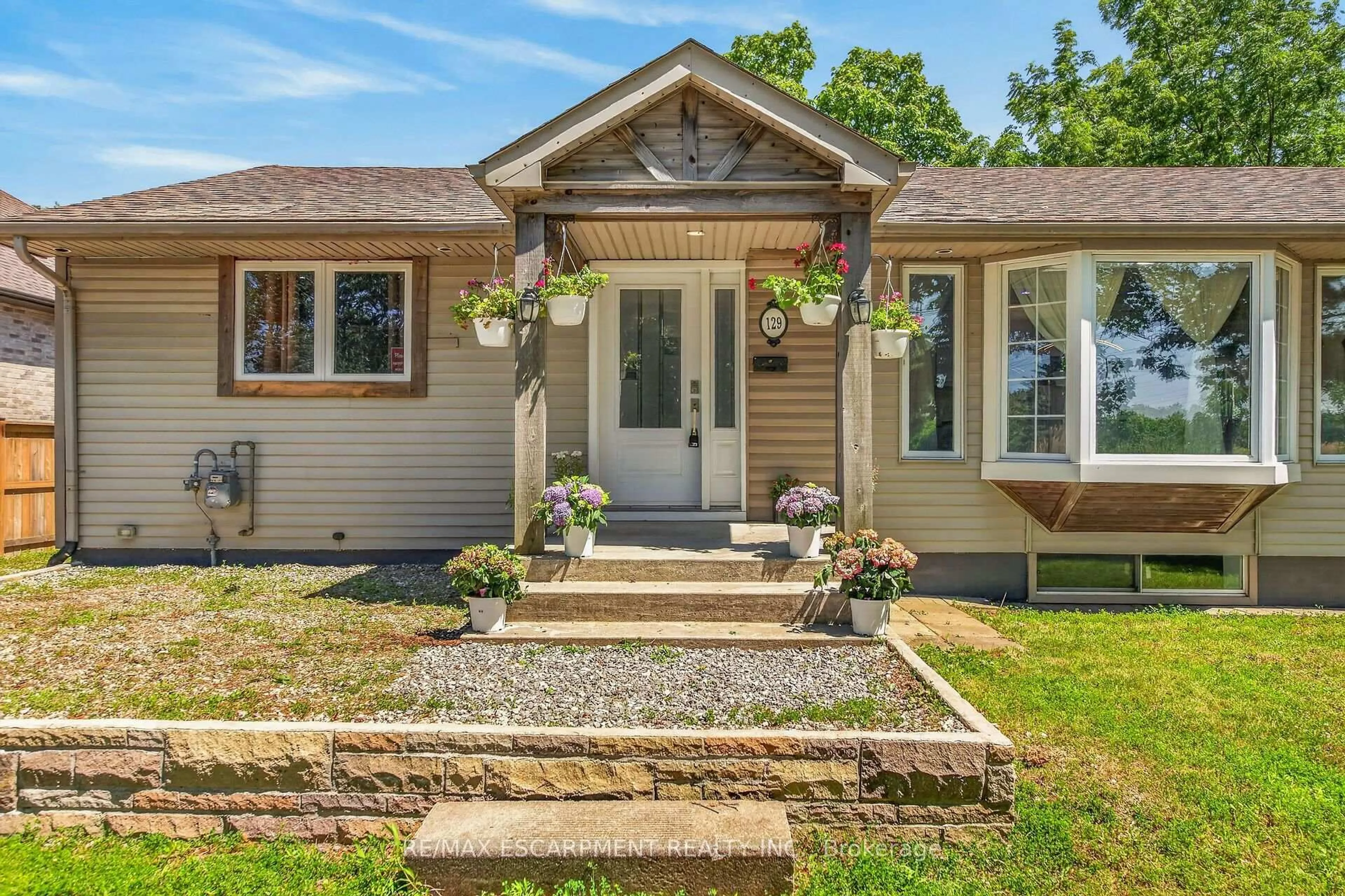 Home with vinyl exterior material, street for 129 Aldercrest Ave, Hamilton Ontario L9B 1L3