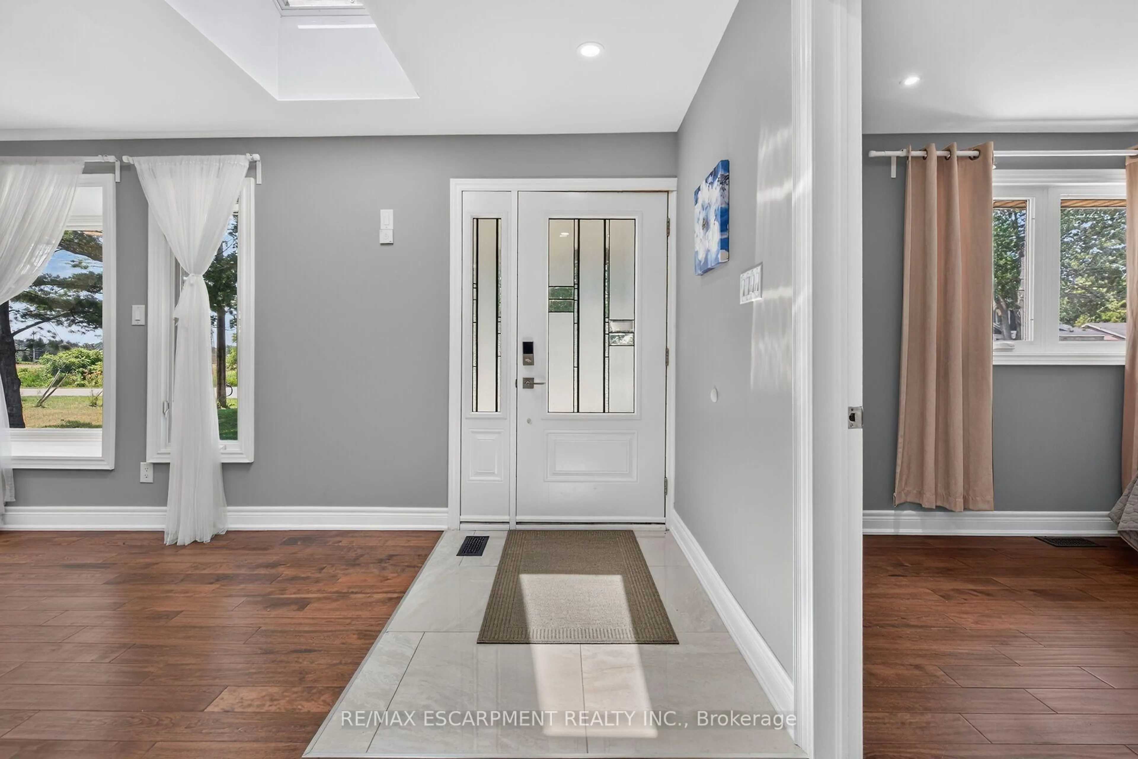 Indoor entryway for 129 Aldercrest Ave, Hamilton Ontario L9B 1L3