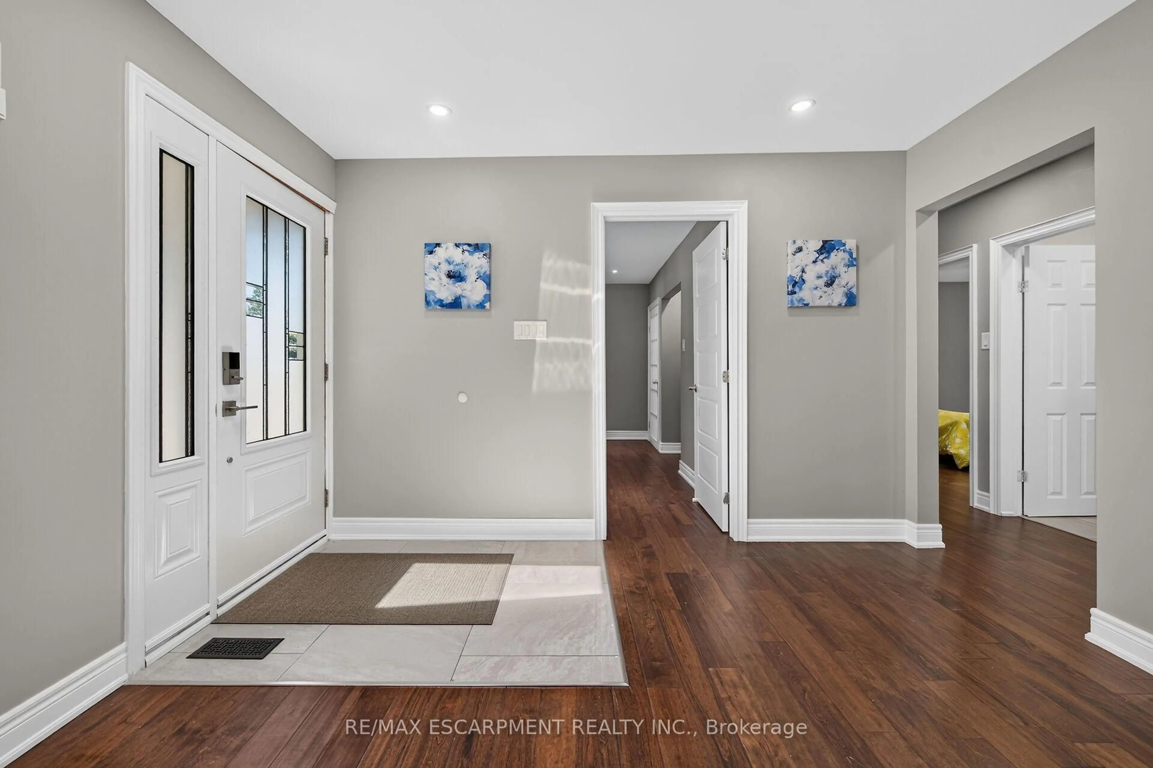 Indoor entryway for 129 Aldercrest Ave, Hamilton Ontario L9B 1L3
