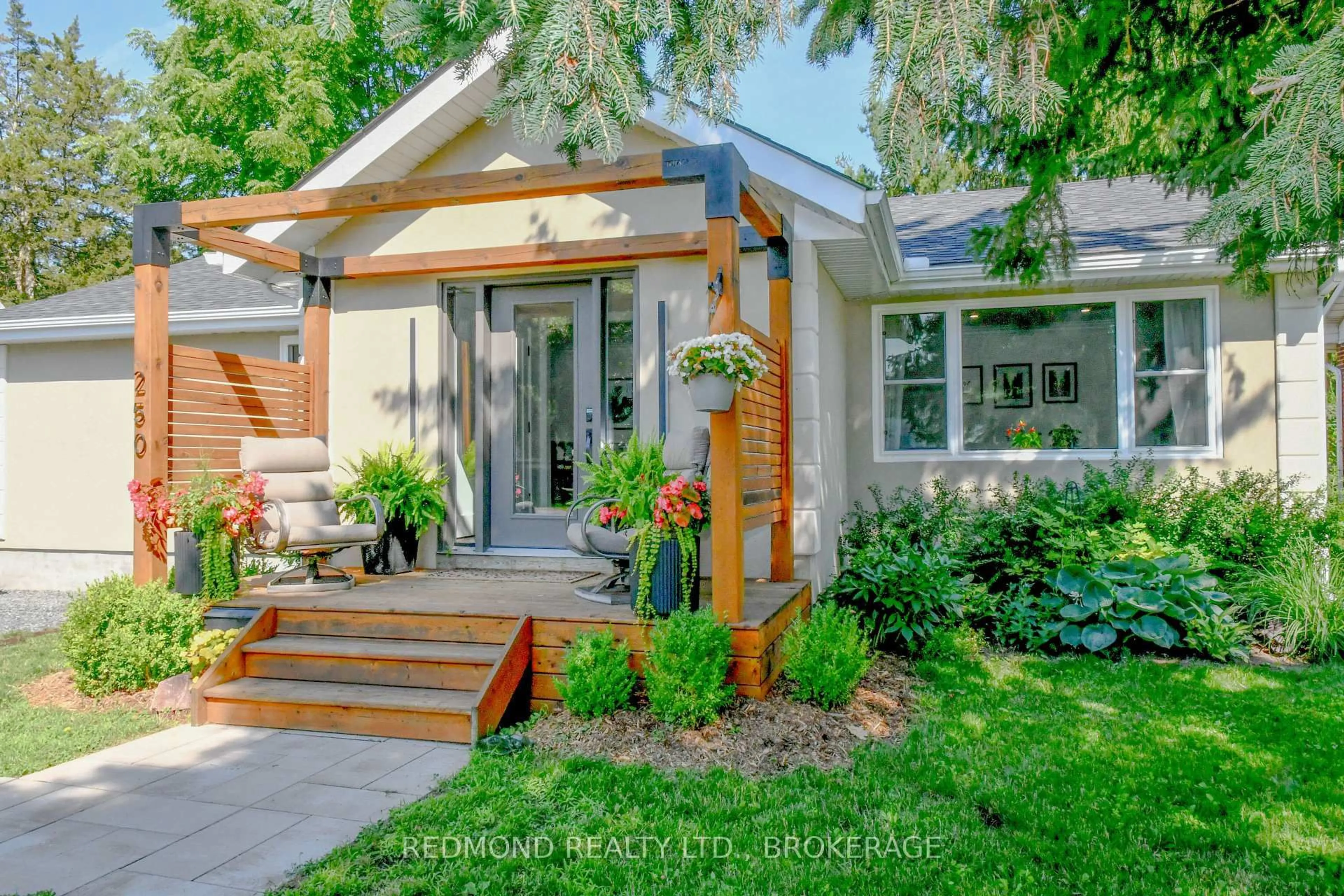 Home with vinyl exterior material, street for 250 Wellington St, Gananoque Ontario K7G 1B8