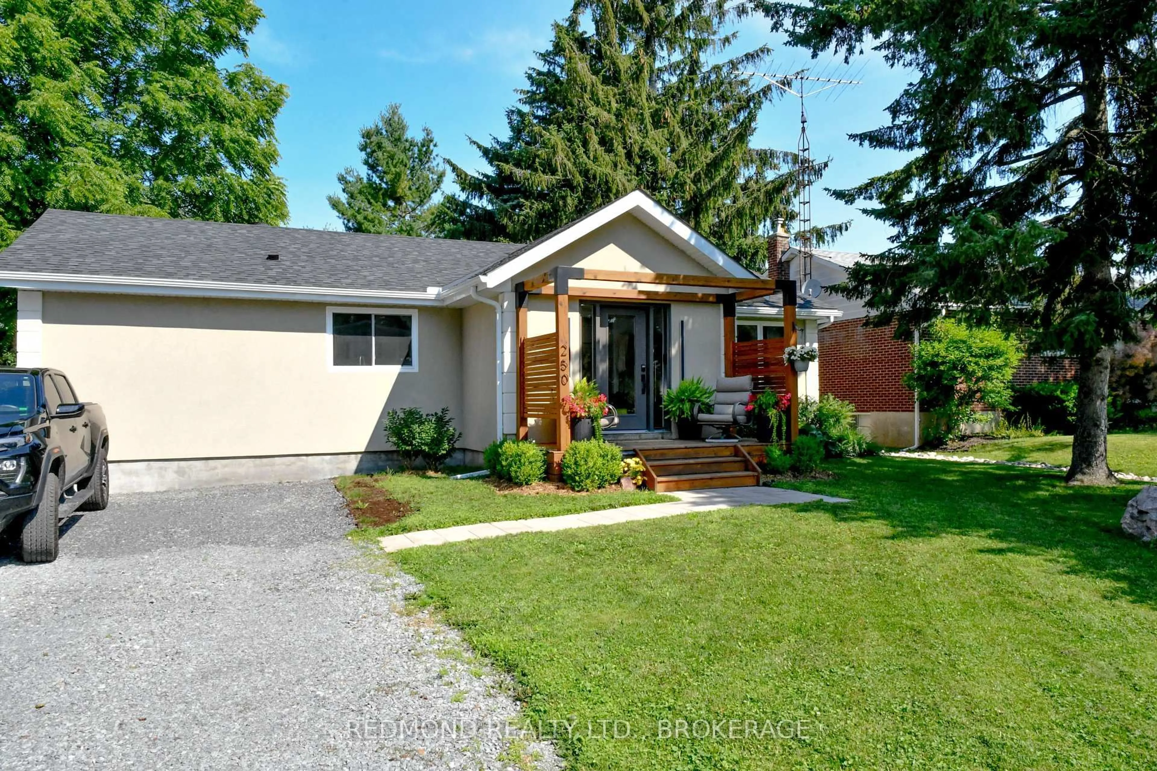 Home with brick exterior material, street for 250 Wellington St, Gananoque Ontario K7G 1B8