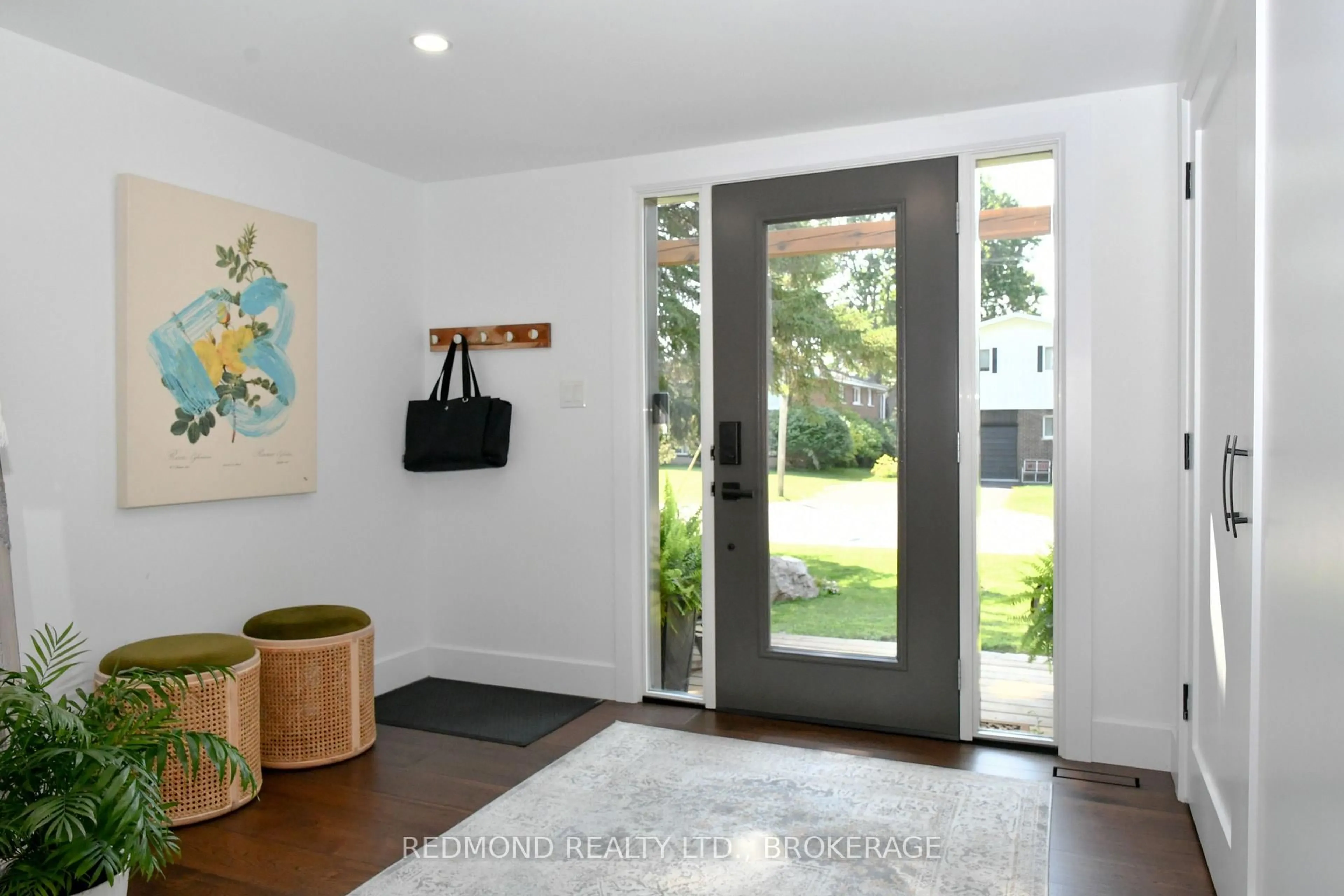 Indoor entryway for 250 Wellington St, Gananoque Ontario K7G 1B8