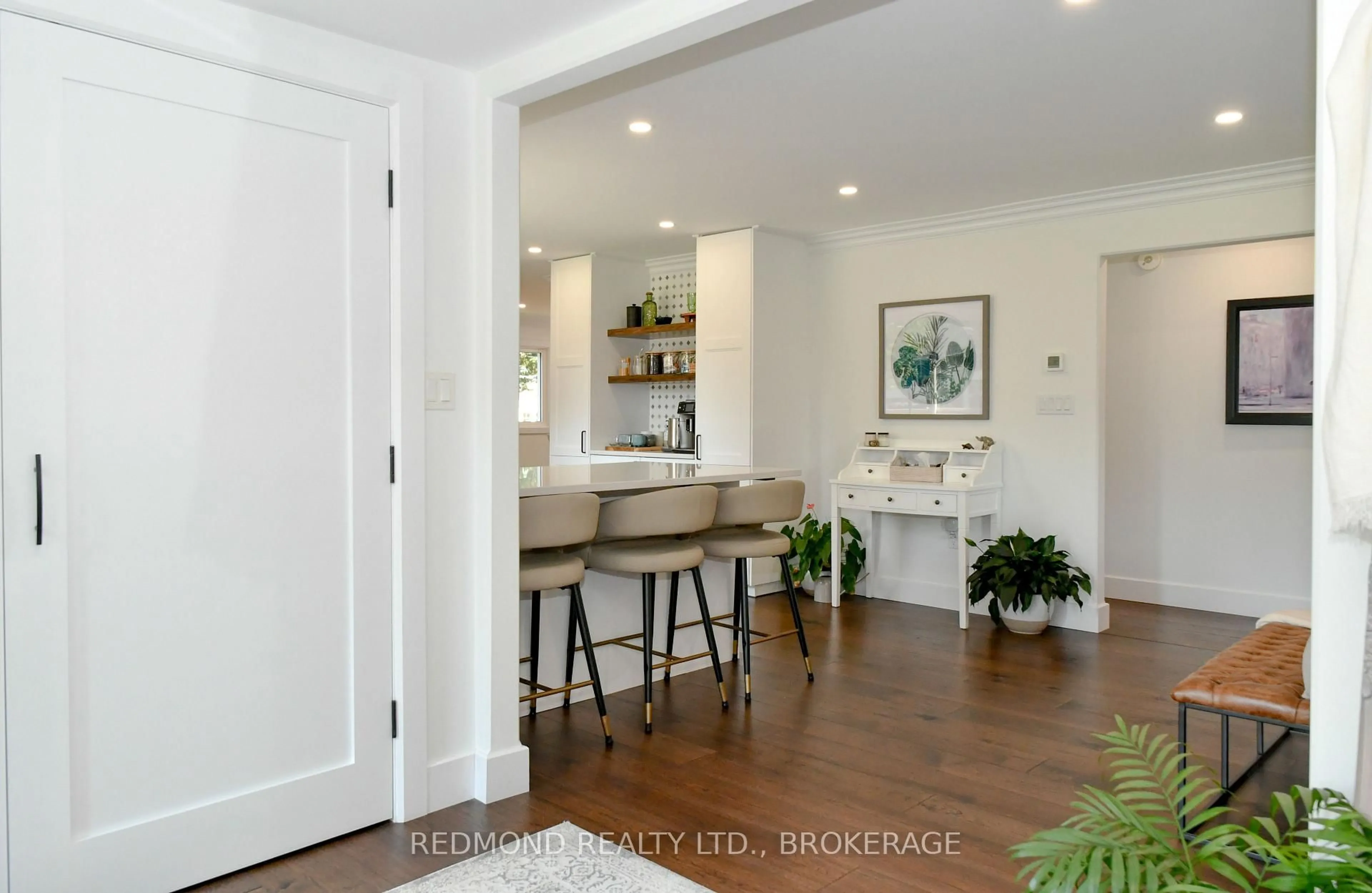 Indoor entryway for 250 Wellington St, Gananoque Ontario K7G 1B8
