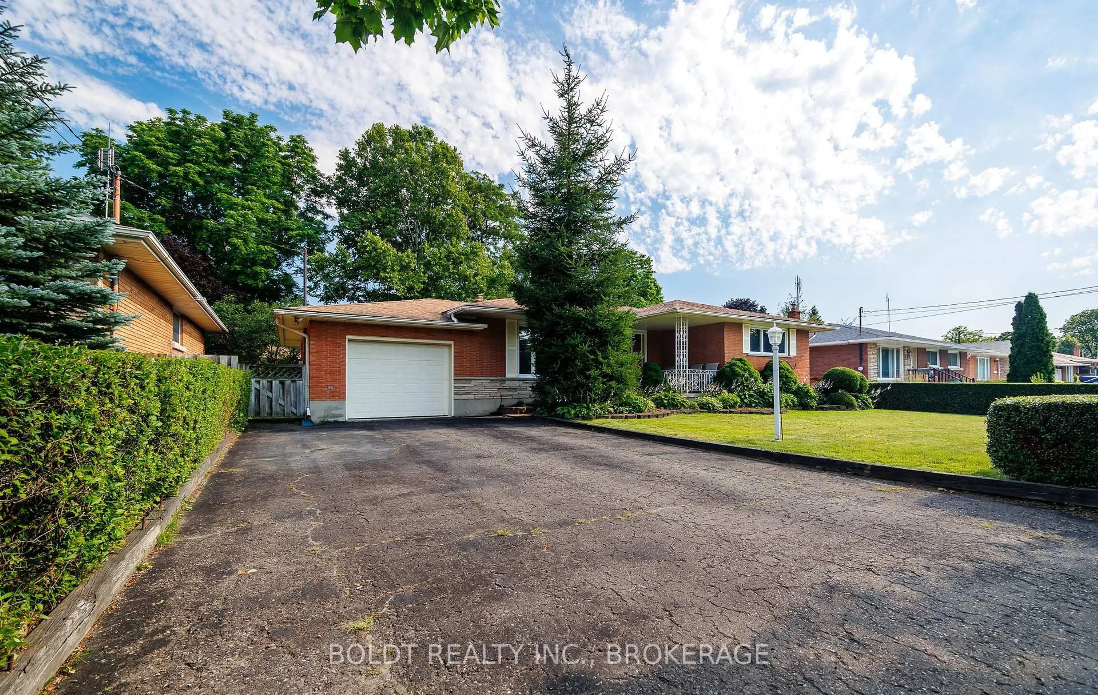 A pic from outside/outdoor area/front of a property/back of a property/a pic from drone, street for 620 Scott St, St. Catharines Ontario L2M 3X8