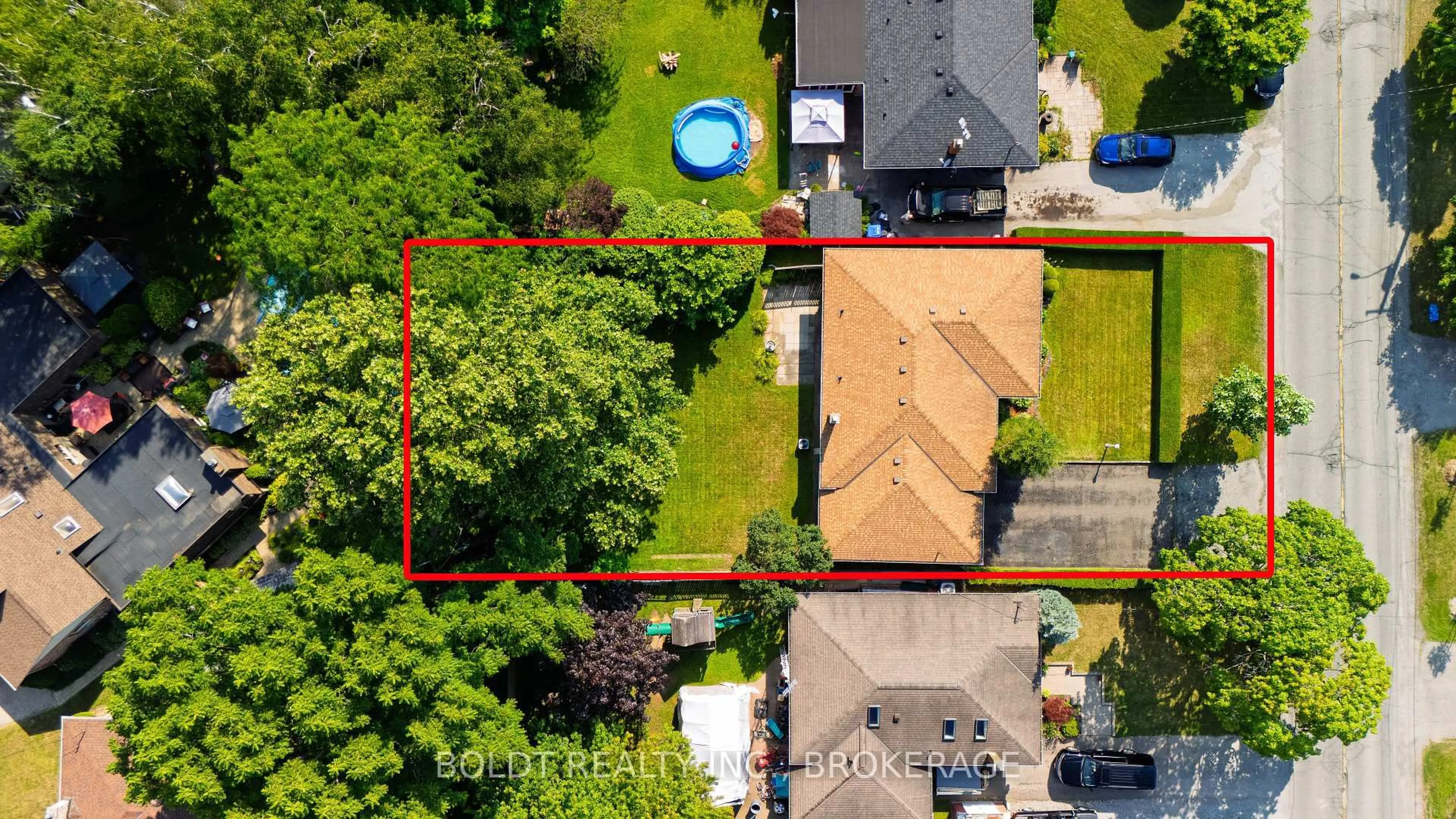 A pic from outside/outdoor area/front of a property/back of a property/a pic from drone, street for 620 Scott St, St. Catharines Ontario L2M 3X8