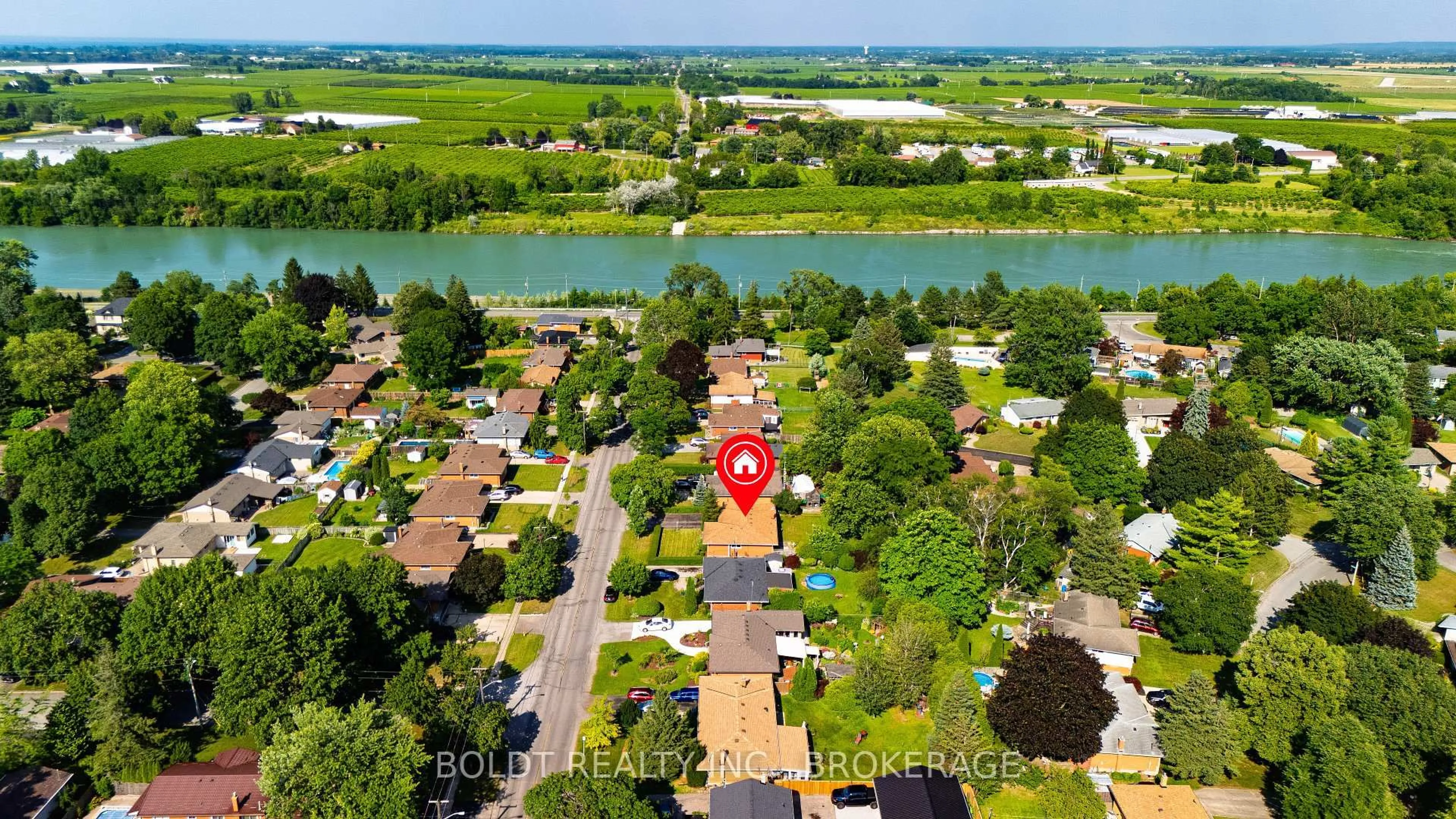 A pic from outside/outdoor area/front of a property/back of a property/a pic from drone, water/lake/river/ocean view for 620 Scott St, St. Catharines Ontario L2M 3X8