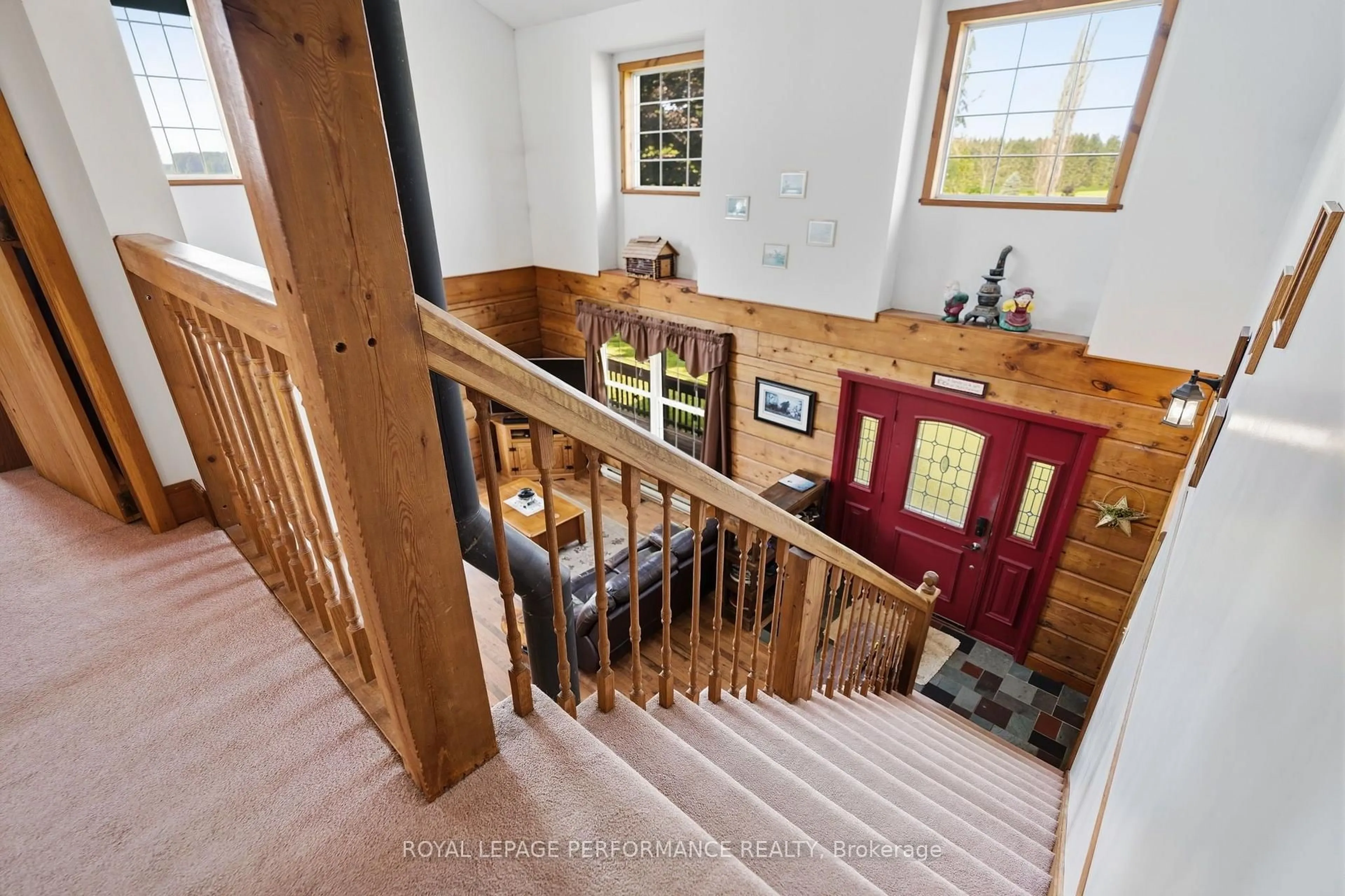 Indoor foyer for 2720 County 10 Rd, East Hawkesbury Ontario K0B 1R0