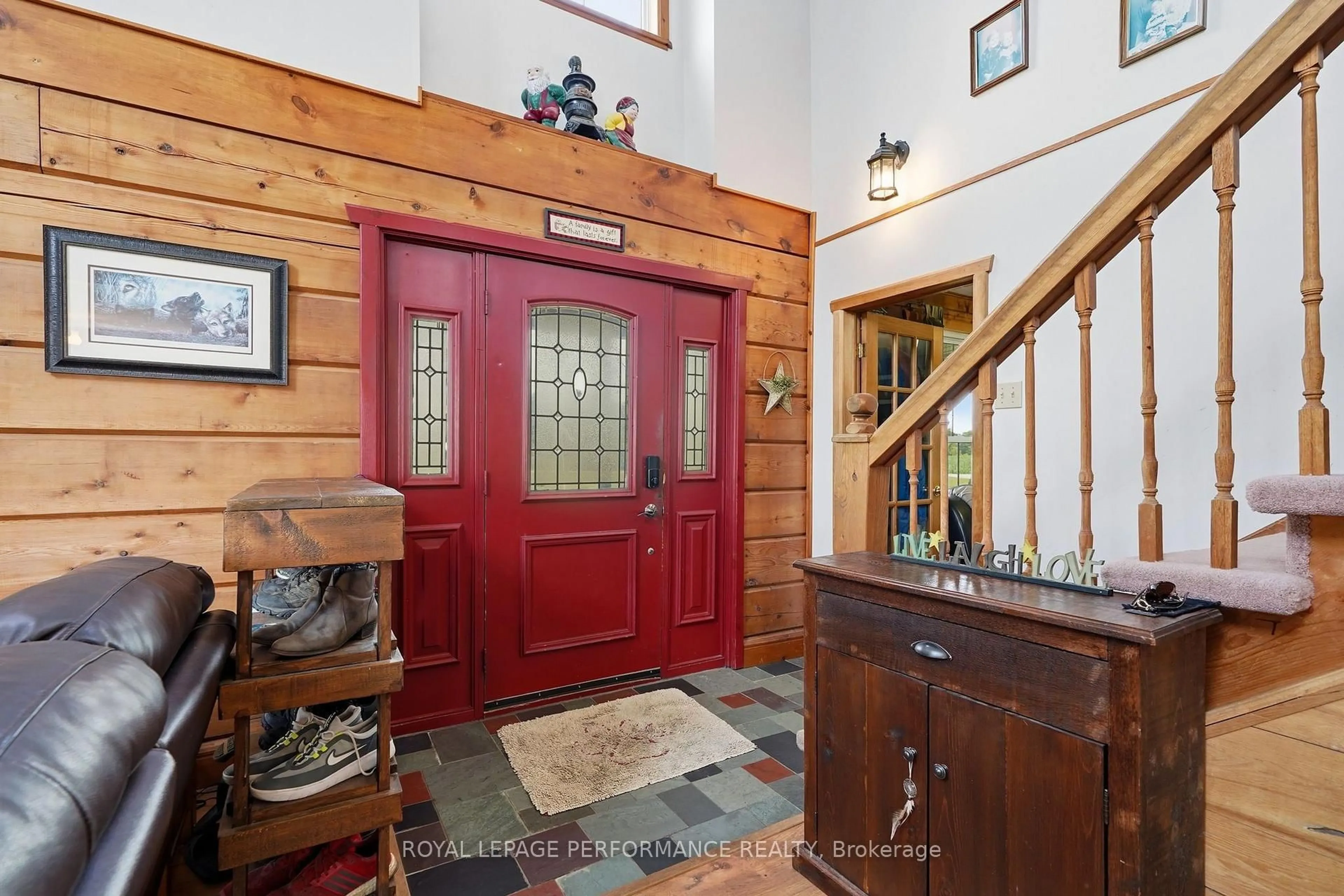 Indoor entryway for 2720 County 10 Rd, East Hawkesbury Ontario K0B 1R0