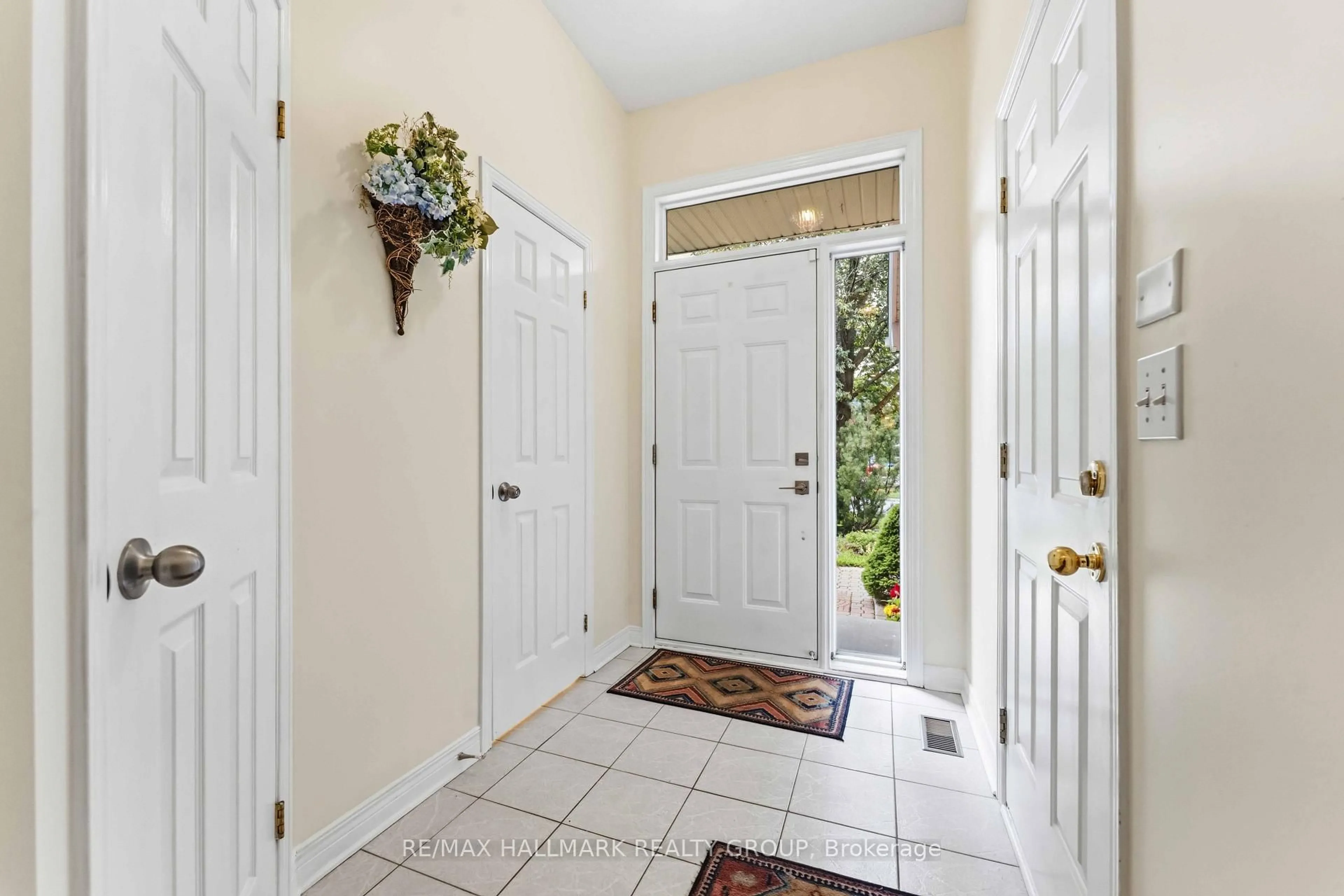 Indoor entryway for 28 Sonata Pl, Ottawa Ontario K1G 6H2
