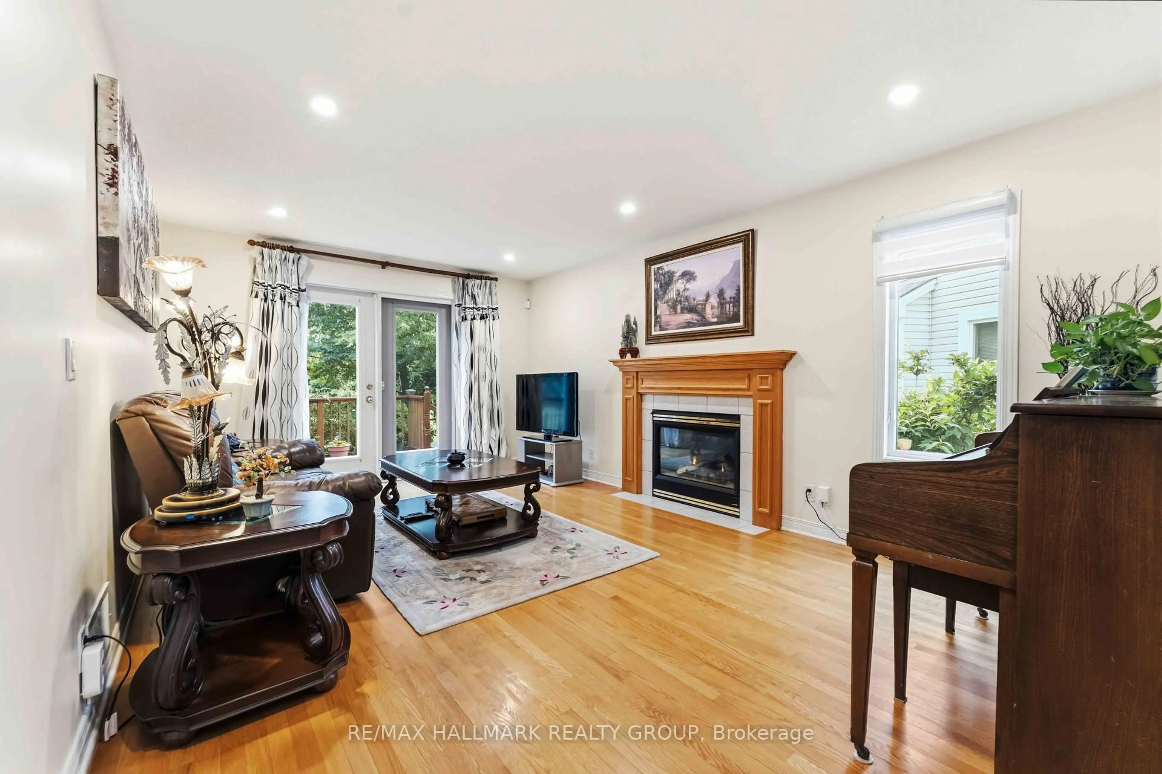 Living room with furniture, wood/laminate floor for 28 Sonata Pl, Ottawa Ontario K1G 6H2