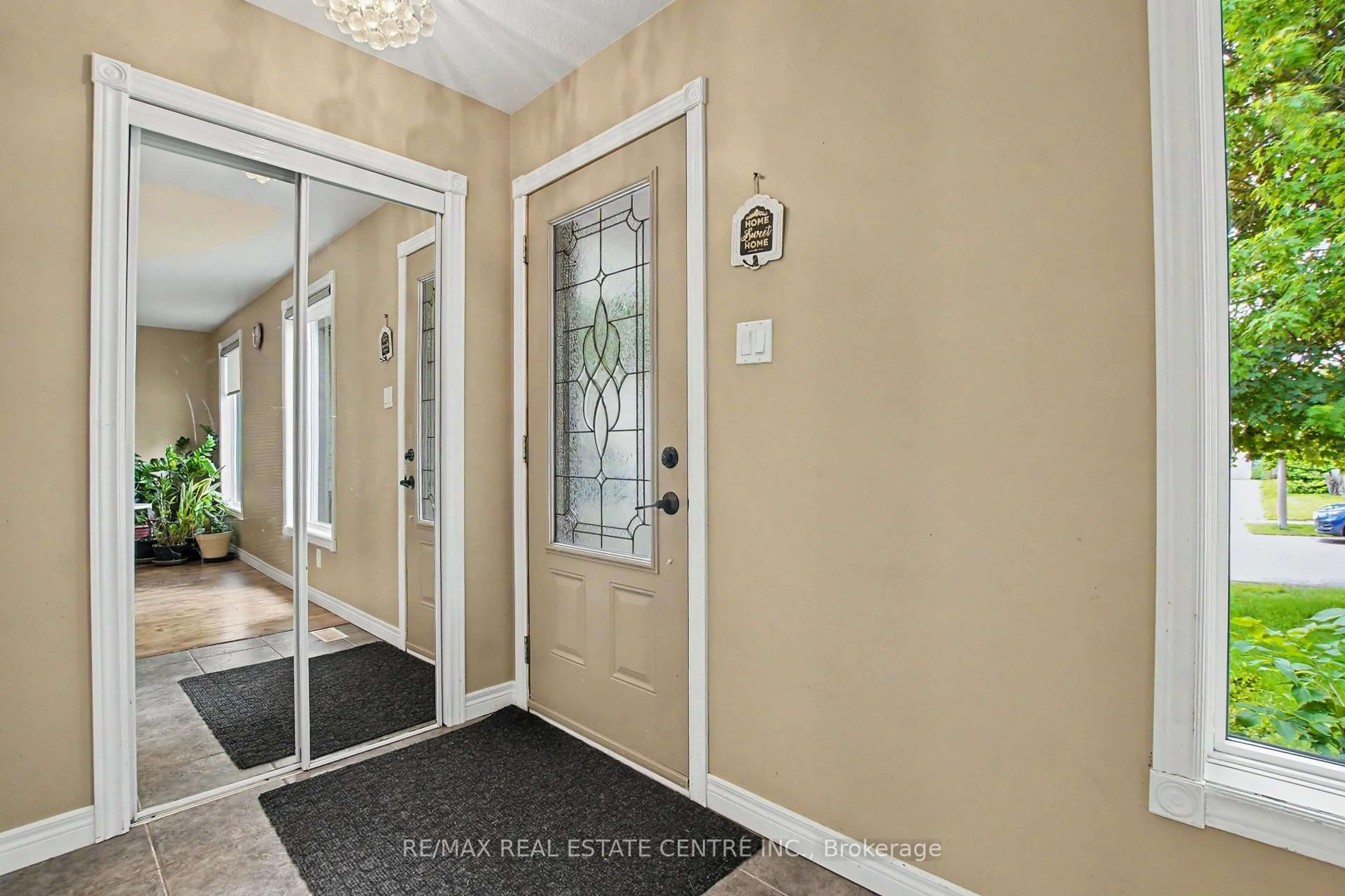 Indoor entryway for 514 Havelock Dr, Waterloo Ontario N2L 4N7