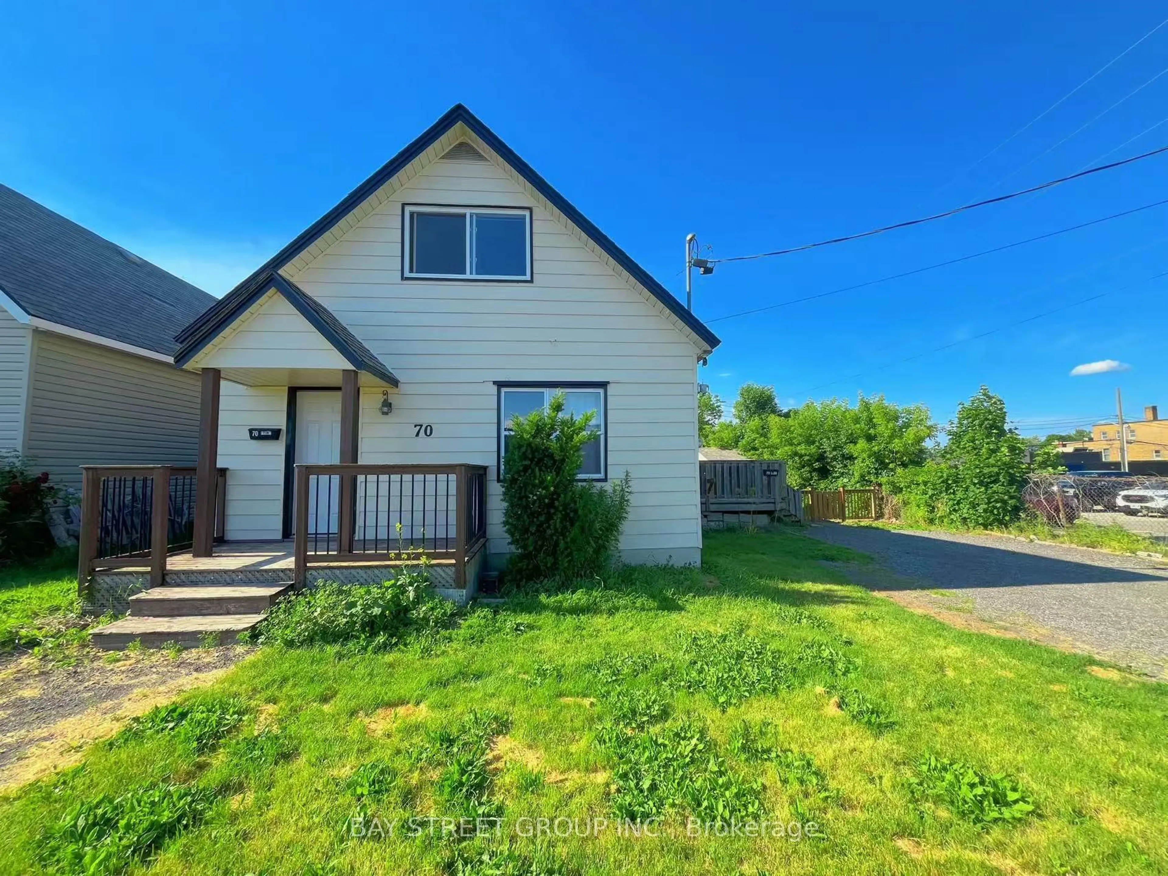 A pic from outside/outdoor area/front of a property/back of a property/a pic from drone, street for 70 Courtwright St, Fort Erie Ontario L2A 2R7