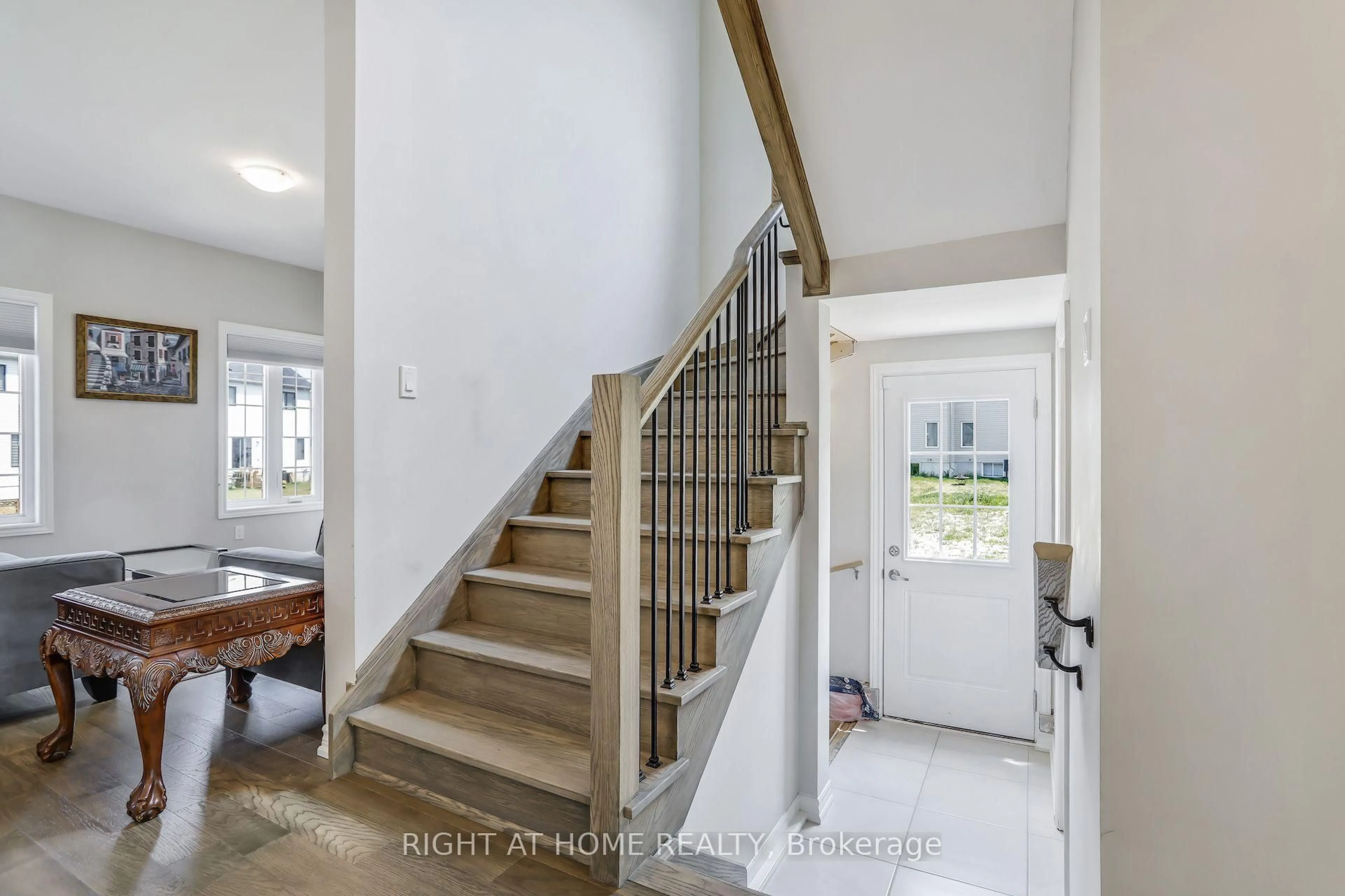 Indoor entryway for 115 Delphi Crt #141, Blue Mountains Ontario N0H 1J0