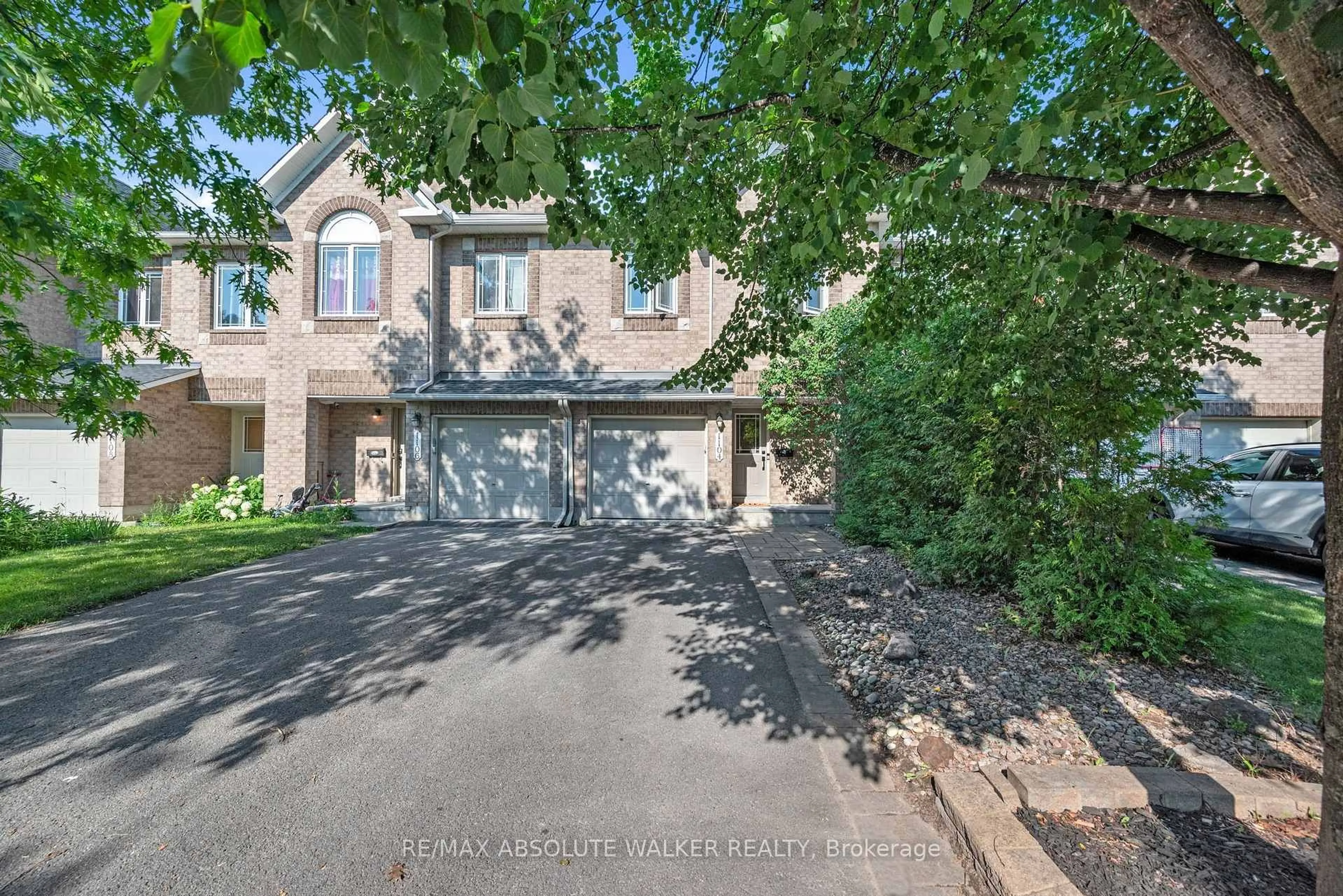 A pic from outside/outdoor area/front of a property/back of a property/a pic from drone, street for 1104 Candlewood St, Ottawa Ontario K4A 4Z9