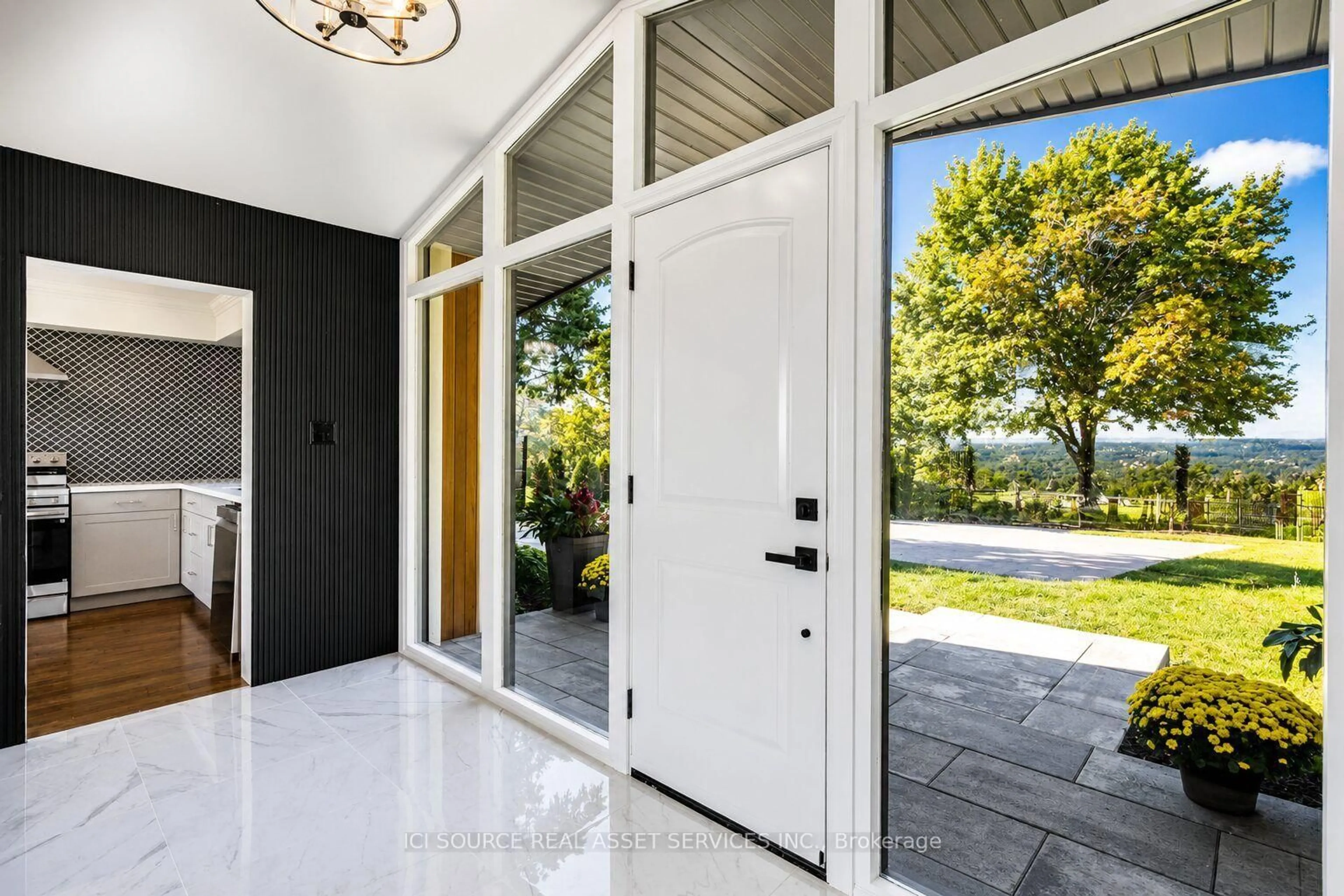 Indoor entryway for 50 Oak Ave, Hamilton Ontario L9H 4Y9