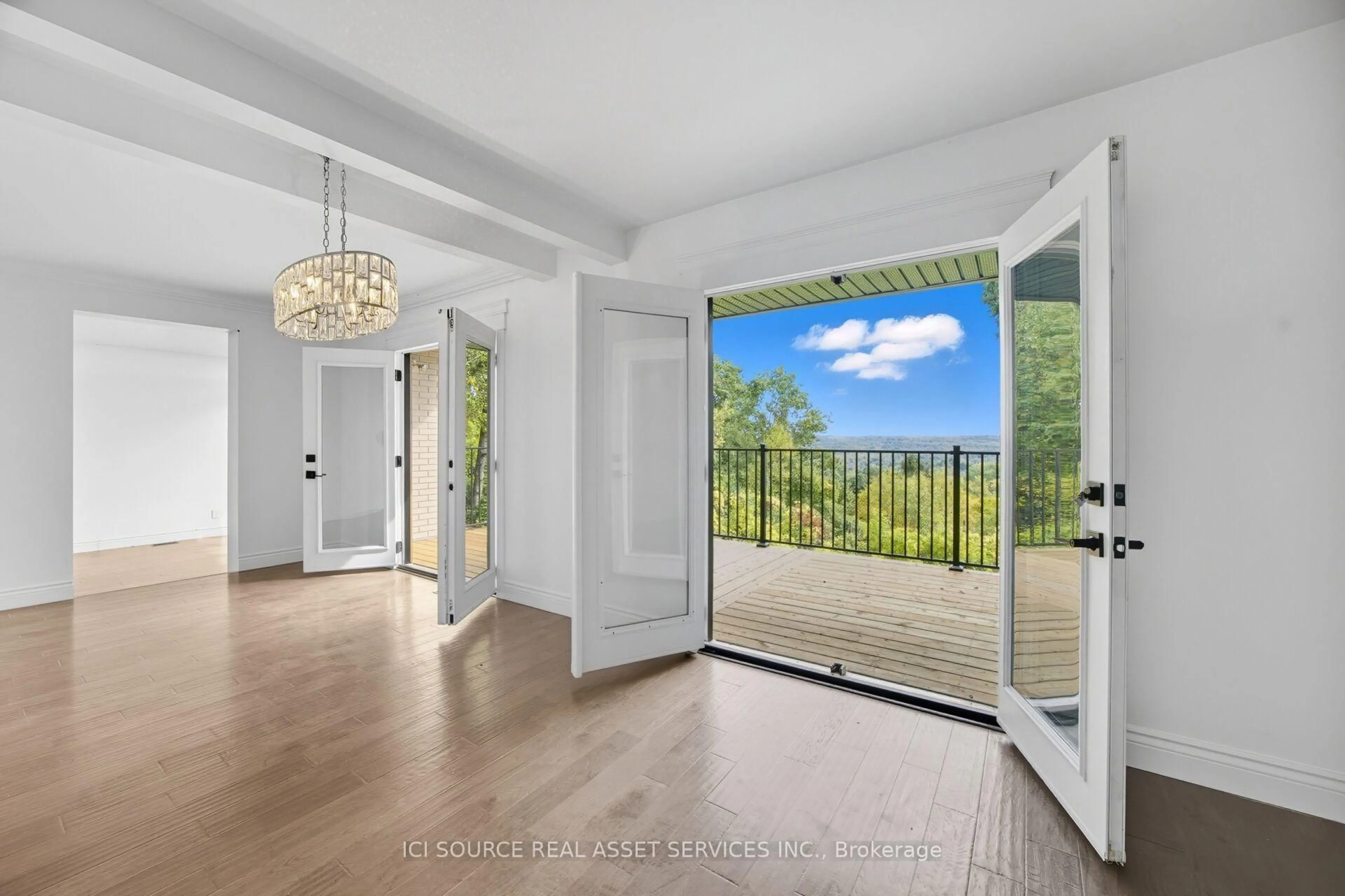 Indoor entryway for 50 Oak Ave, Hamilton Ontario L9H 4Y9