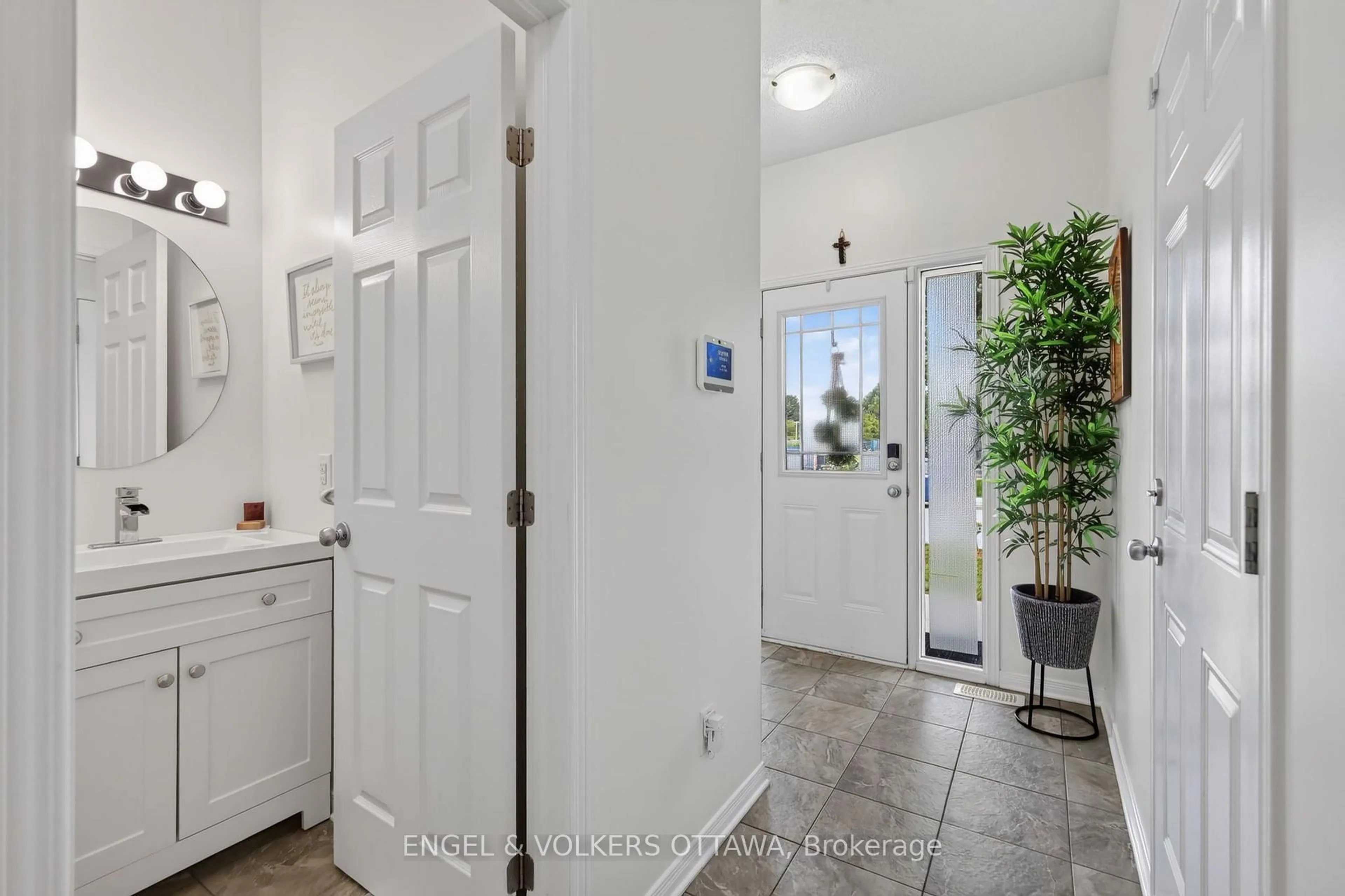 Indoor entryway for 601 Via Campanale Ave, Ottawa Ontario K2J 4A2